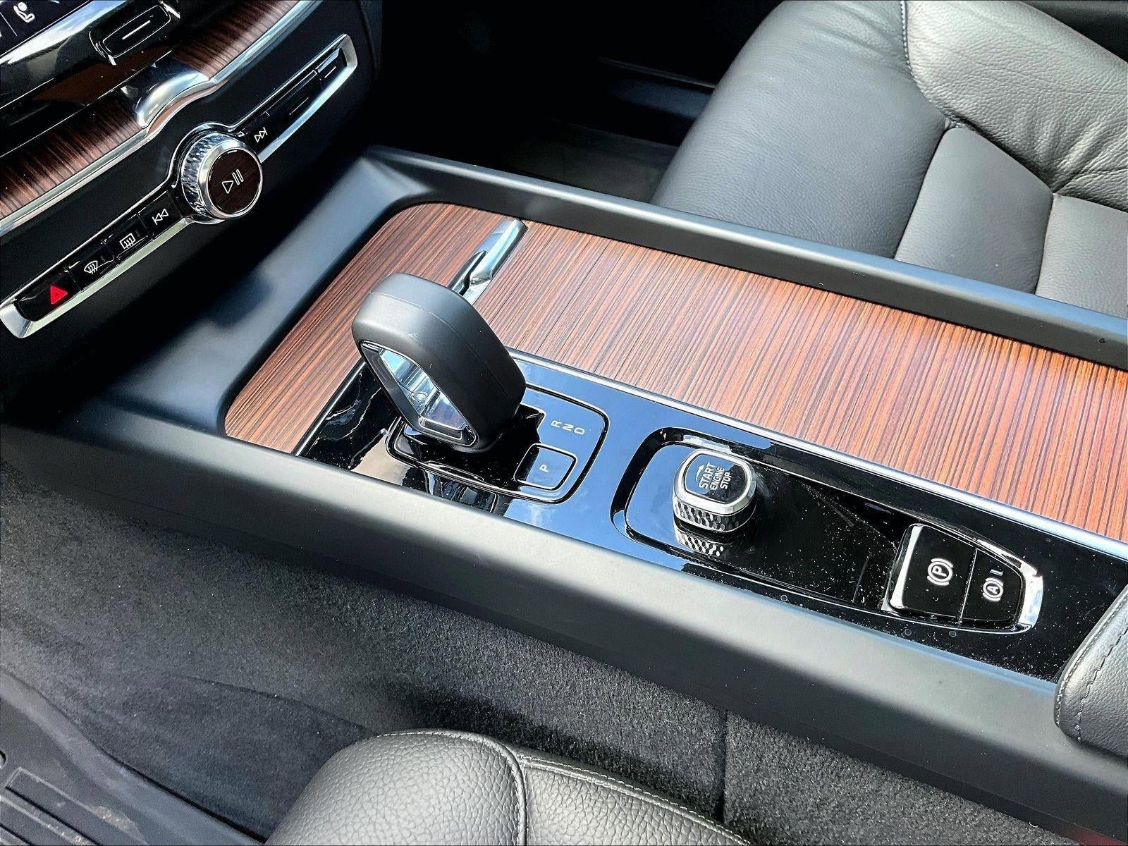 2024 Volvo XC60 Plus Dark Theme