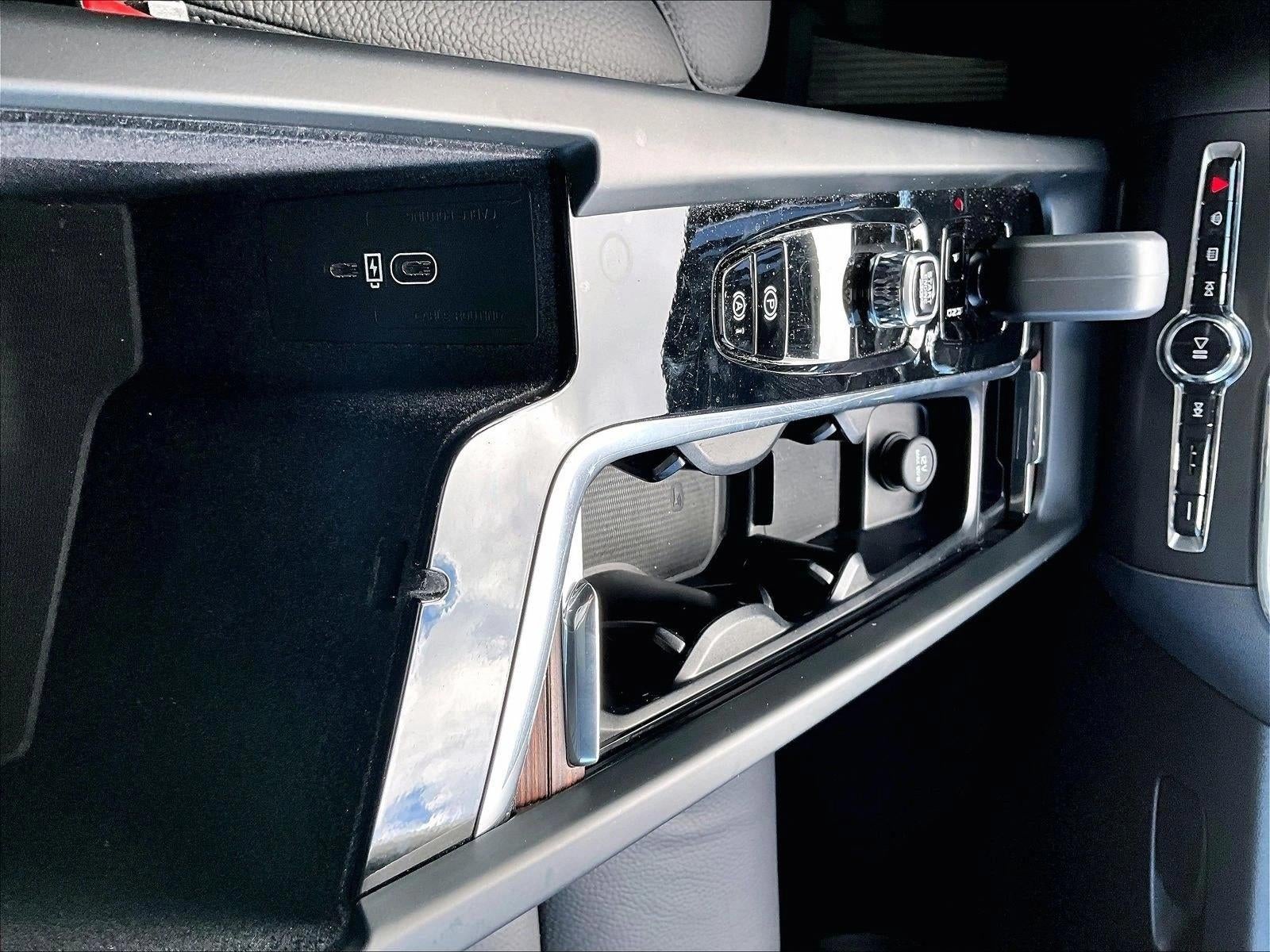 2024 Volvo XC60 Plus Dark Theme