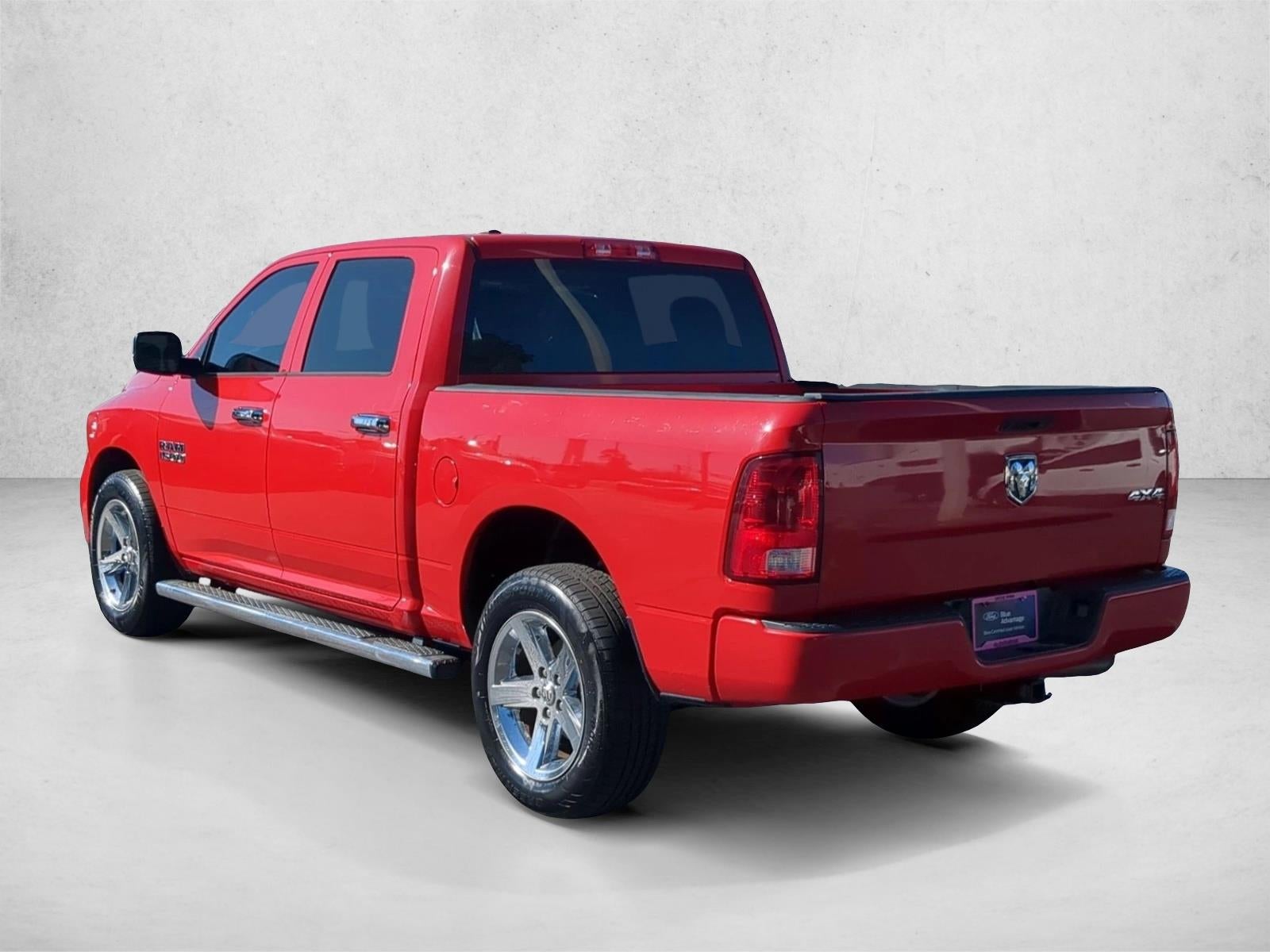 2017 RAM 1500 Express 4x4 Crew Cab 5'7" Box