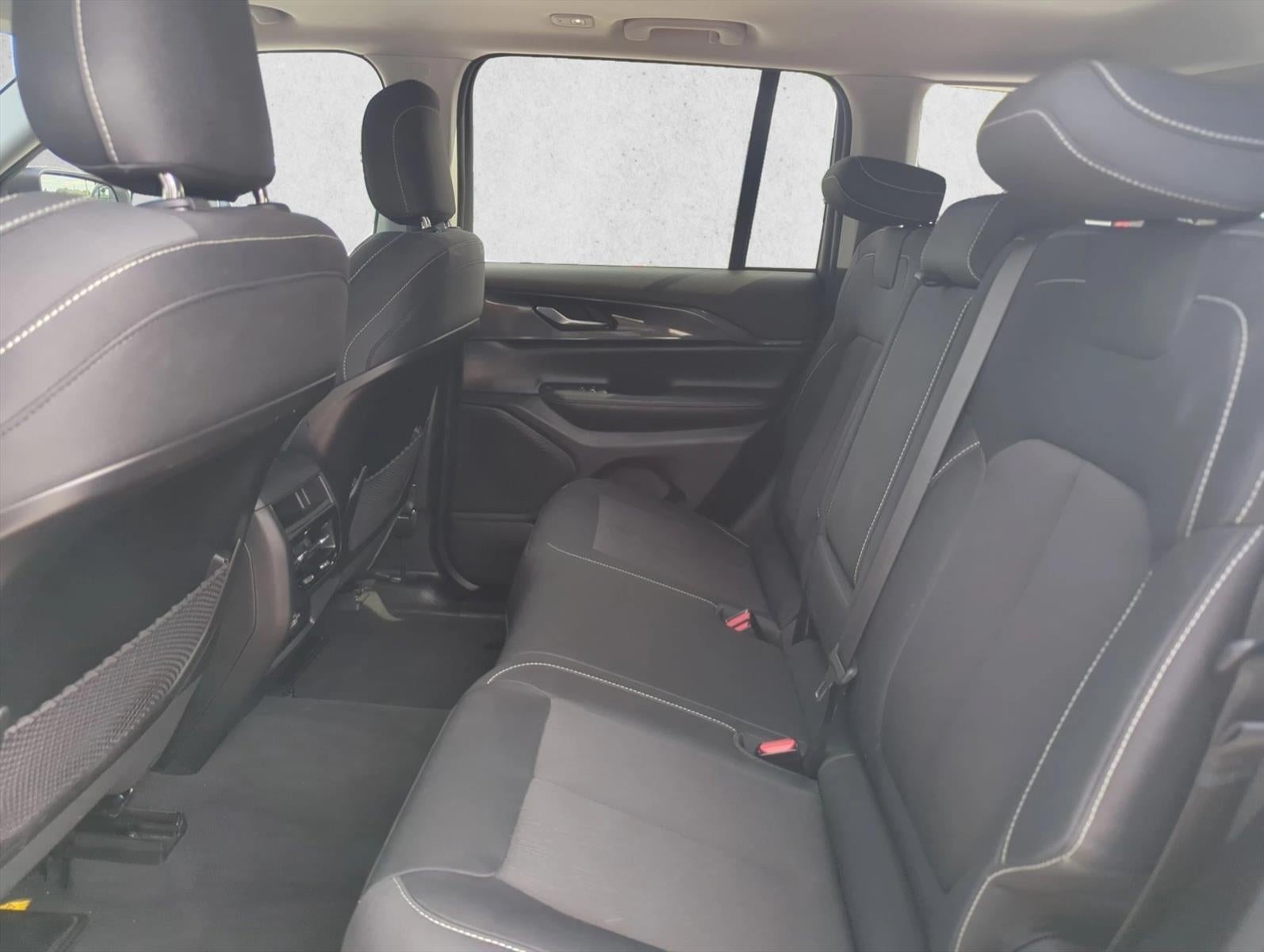 2023 Jeep Grand Cherokee Laredo 4x2