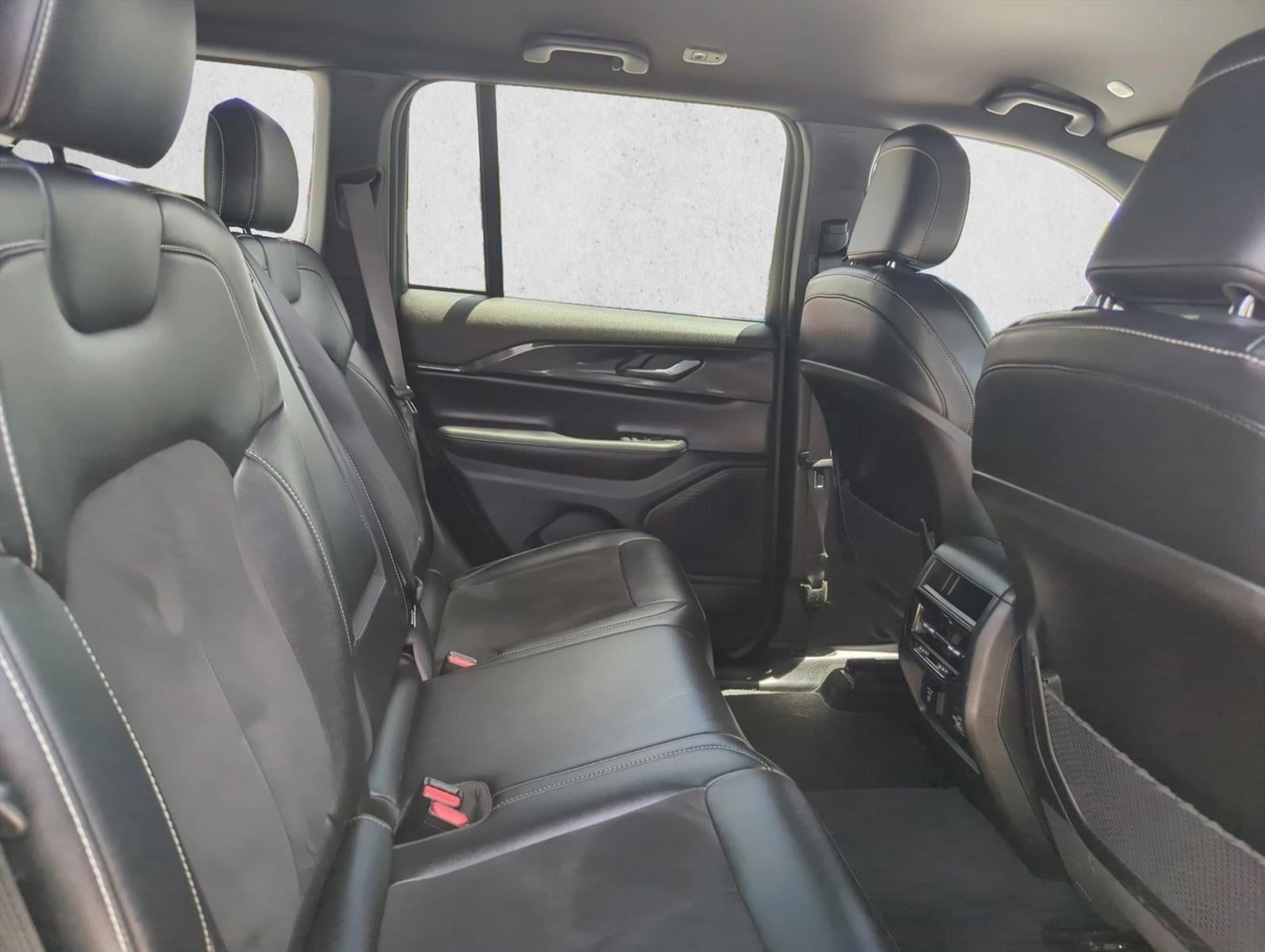 2023 Jeep Grand Cherokee Altitude 4x2