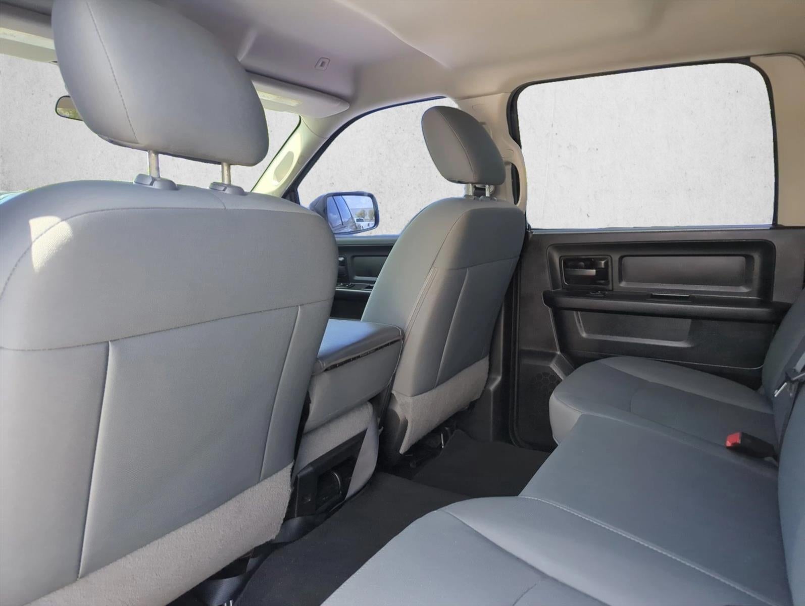 2018 RAM 1500 Express 4x2 Crew Cab 5'7" Box