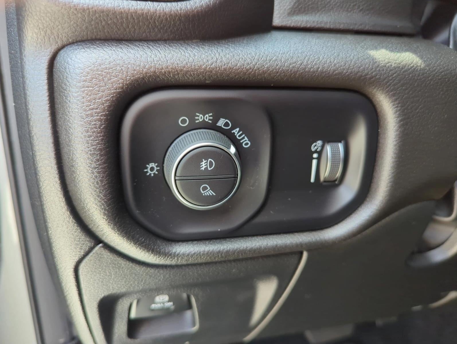 2025 RAM 1500 Tradesman 4x4 Quad Cab 6'4" Box