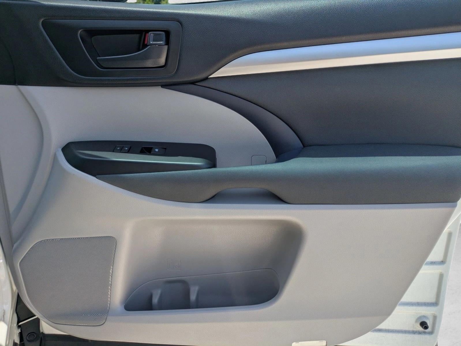 2019 Toyota Highlander LE I4 FWD (Natl)