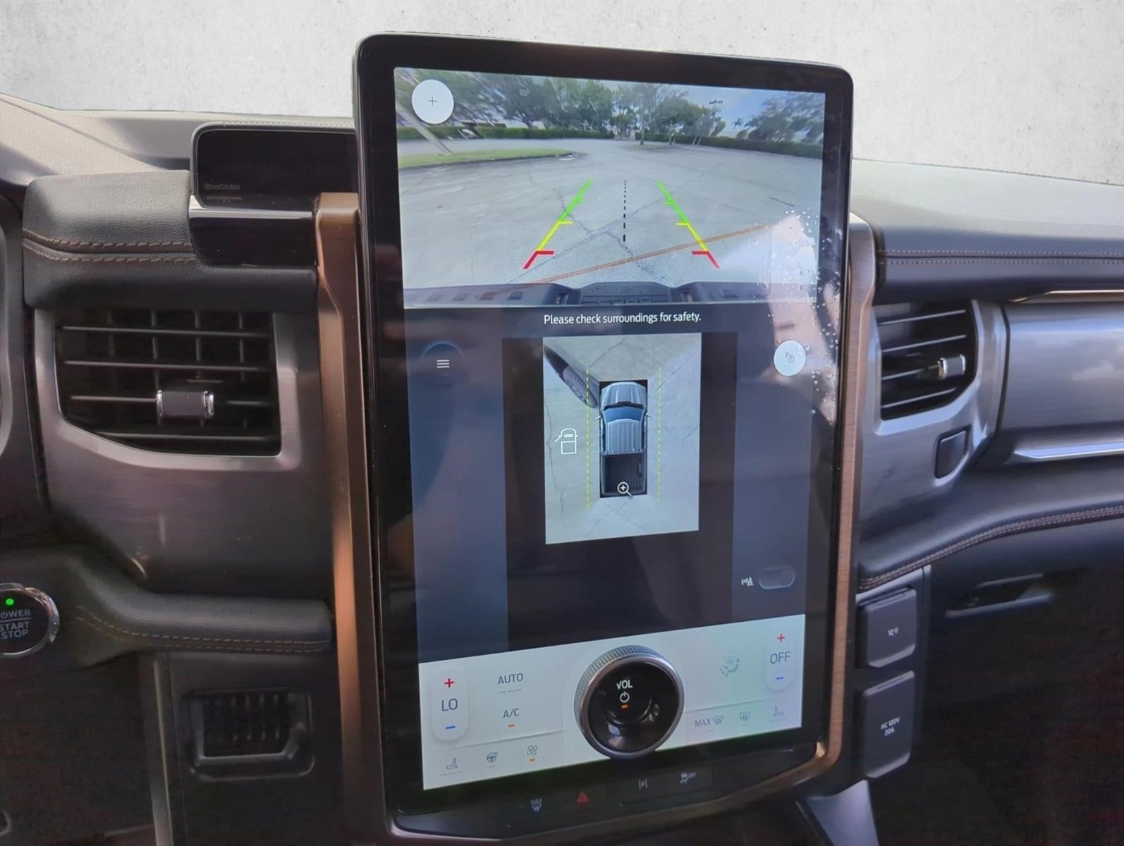 2022 Ford F-150 Lightning LARIAT 4WD SuperCrew 5.5' Box