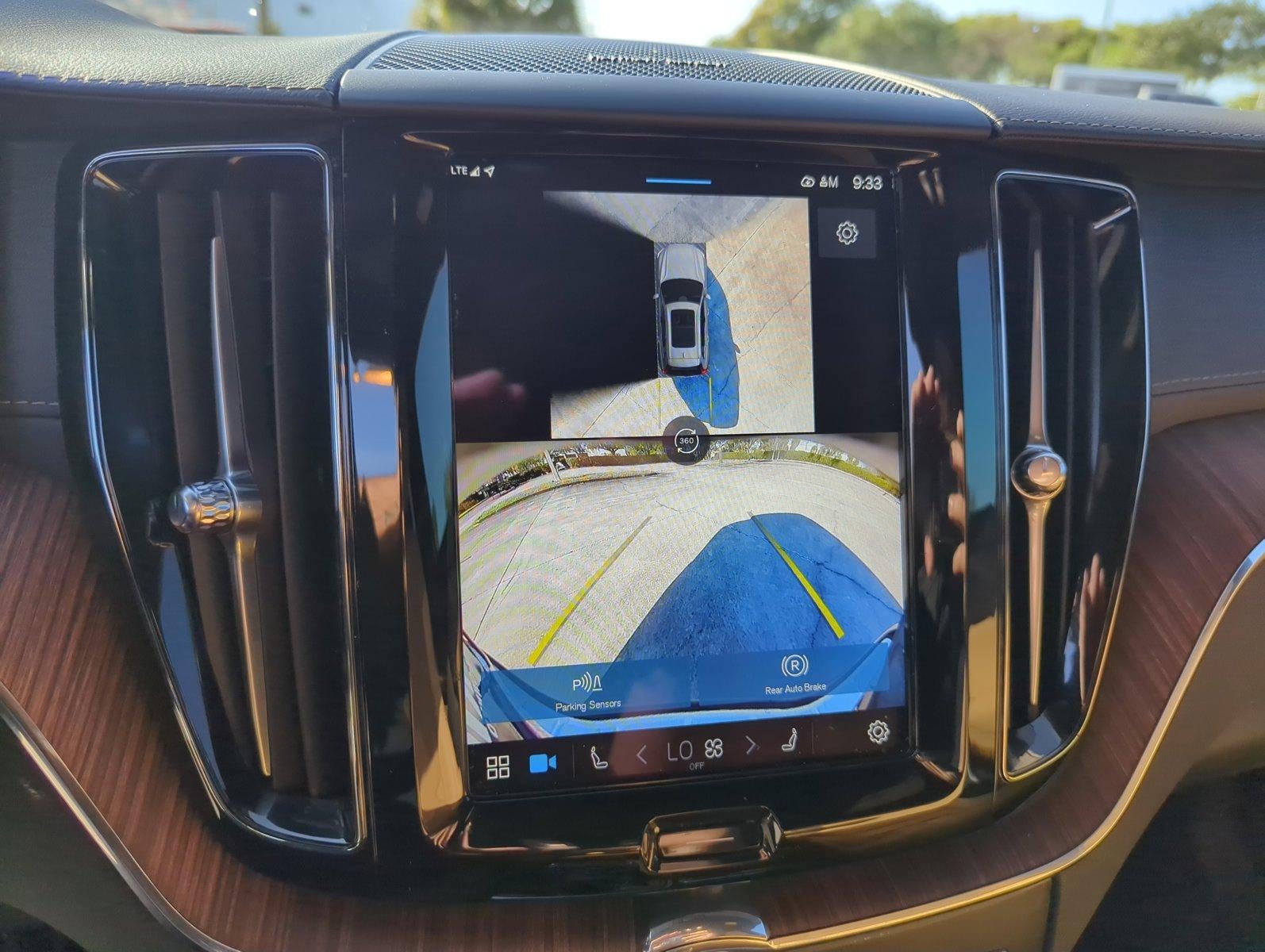 2024 Volvo XC60 Recharge Plug-In Hybrid T8 eAWD PHEV Ultimate Dark Theme