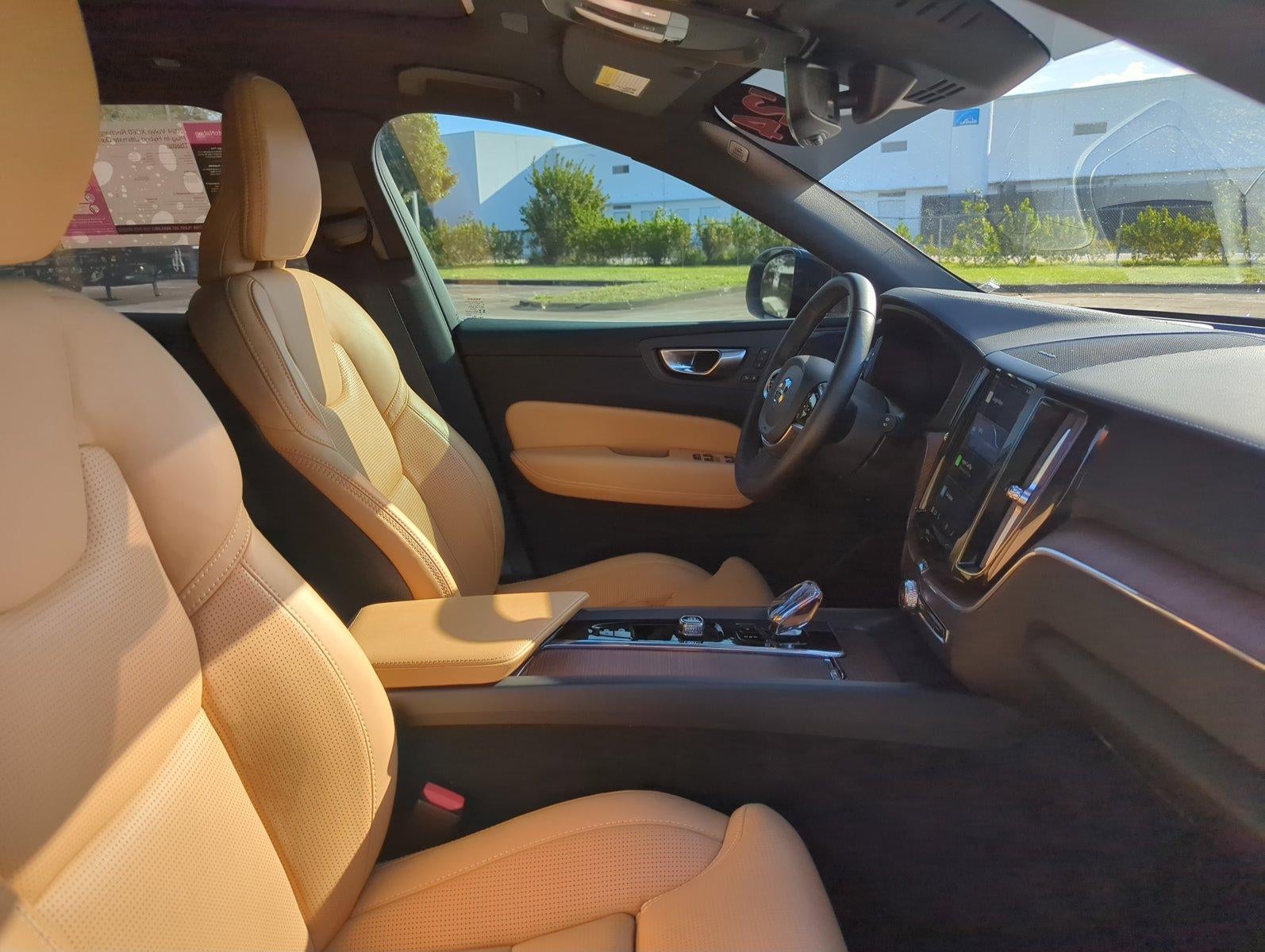 2024 Volvo XC60 Recharge Plug-In Hybrid T8 eAWD PHEV Ultimate Dark Theme