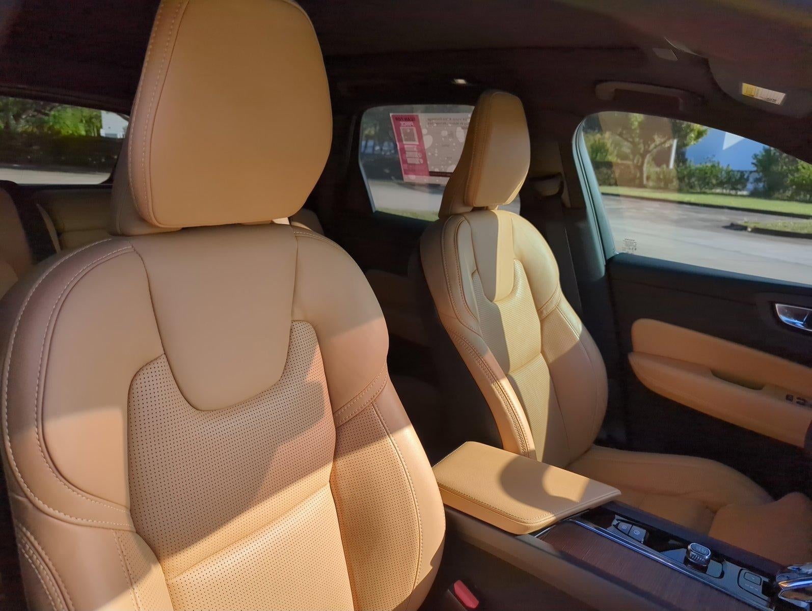 2024 Volvo XC60 Recharge Plug-In Hybrid T8 eAWD PHEV Ultimate Dark Theme