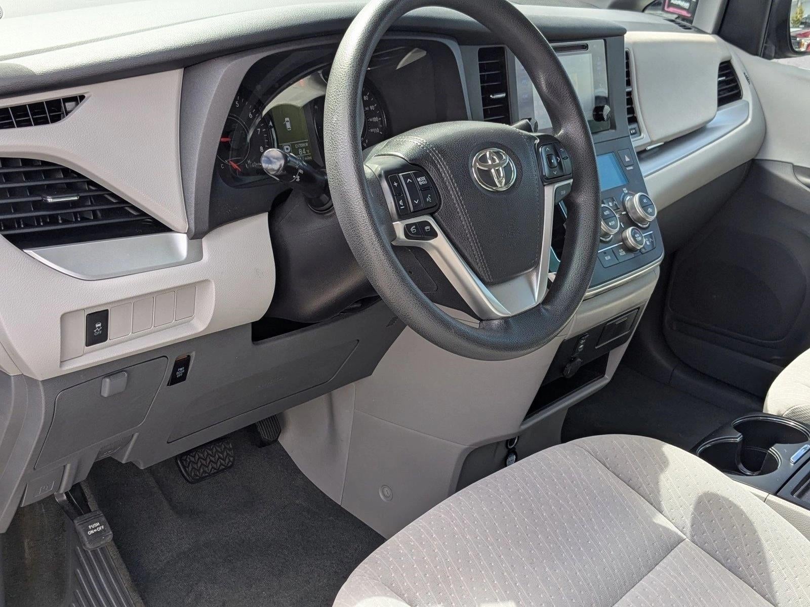 2017 Toyota Sienna LE FWD 8-Passenger (Natl)