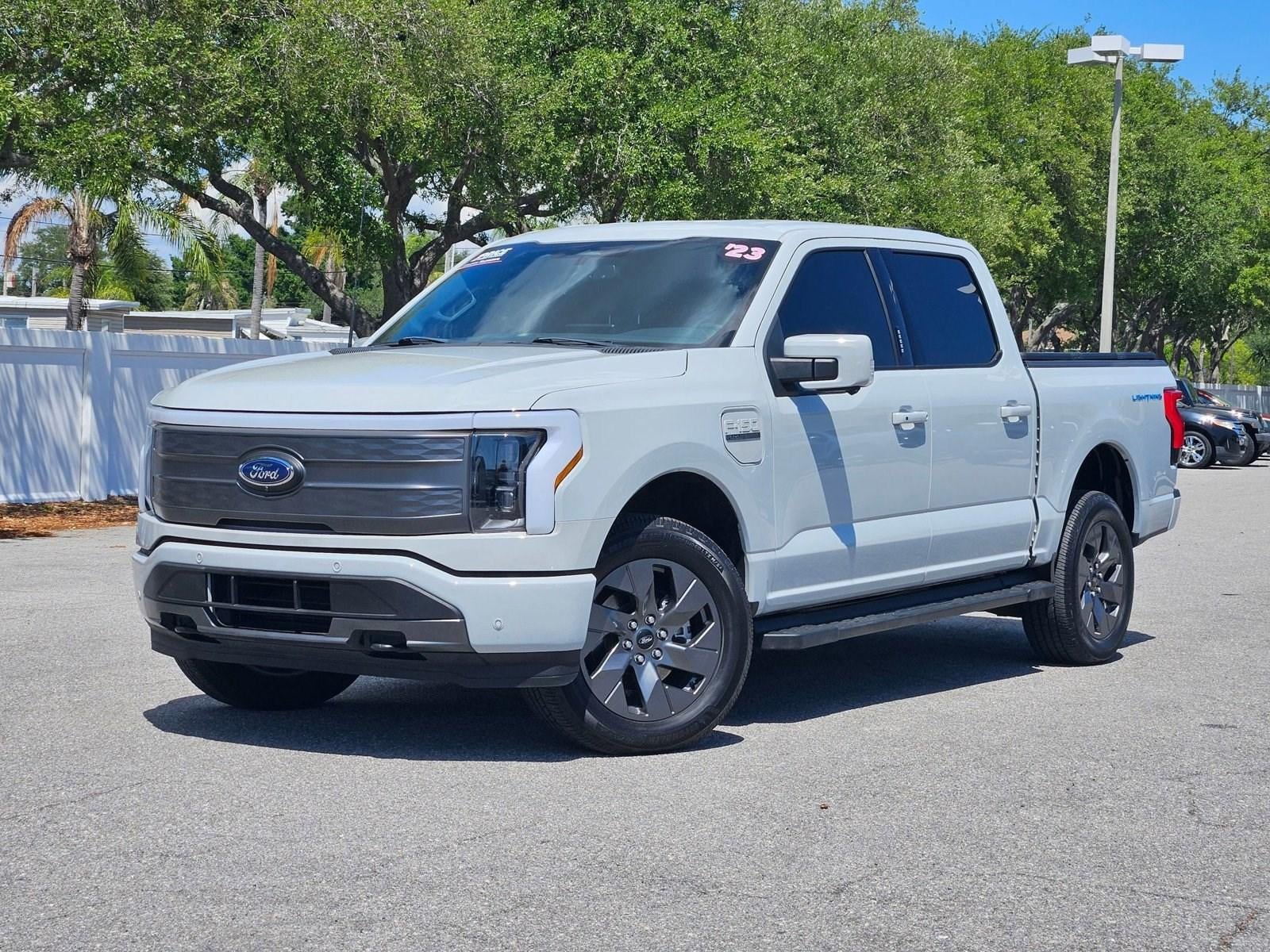 2023 Ford F-150 Lightning LARIAT 4WD SuperCrew 5.5' Box