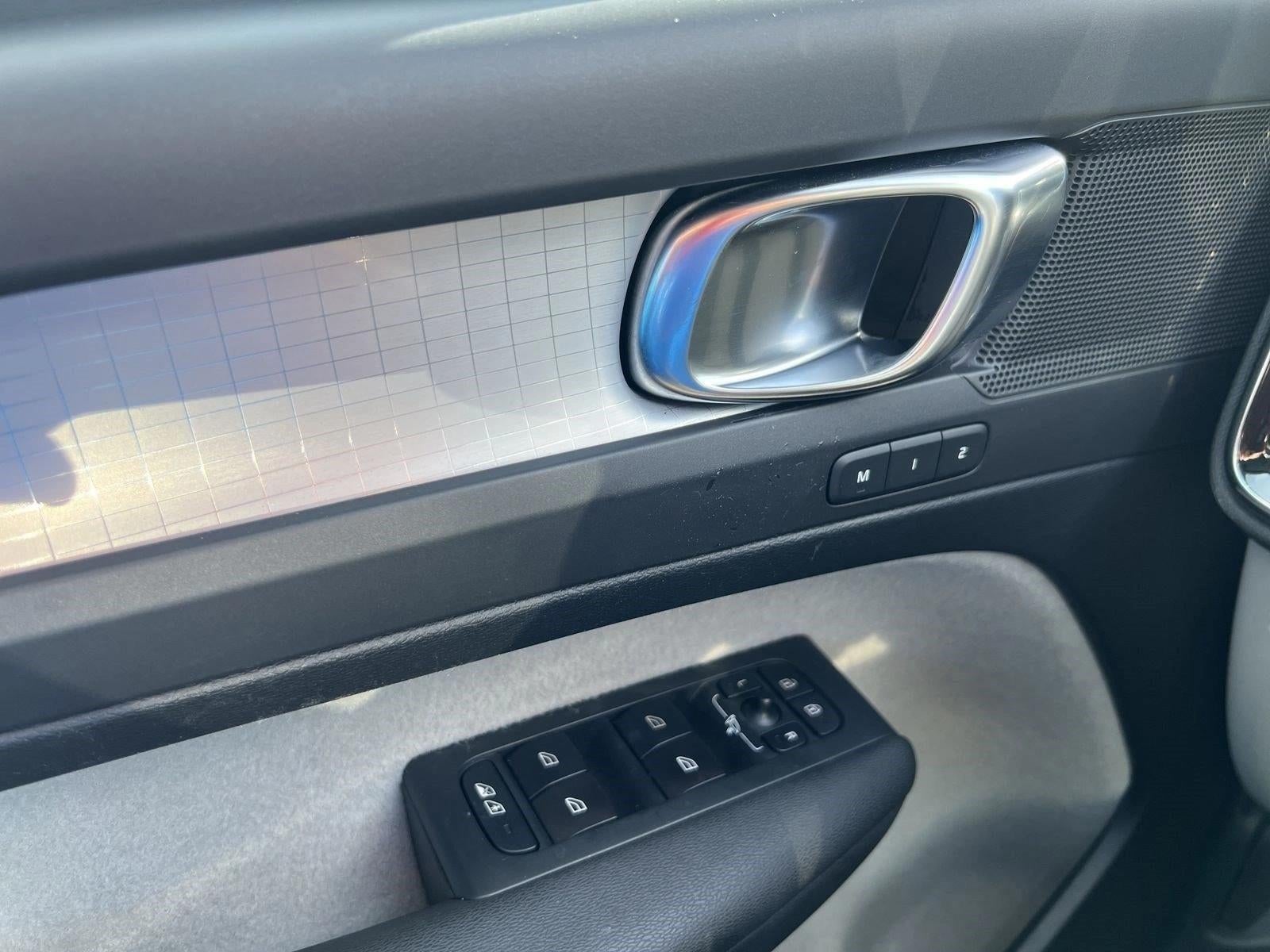 2021 Volvo XC40 T5 AWD Momentum