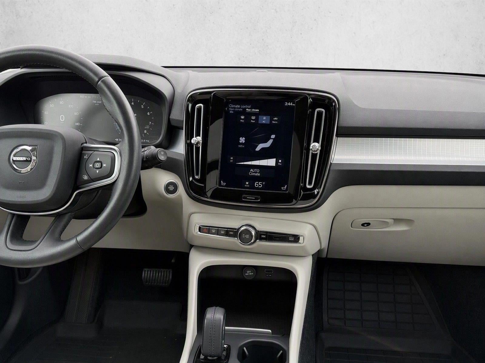 2021 Volvo XC40 T5 AWD Momentum