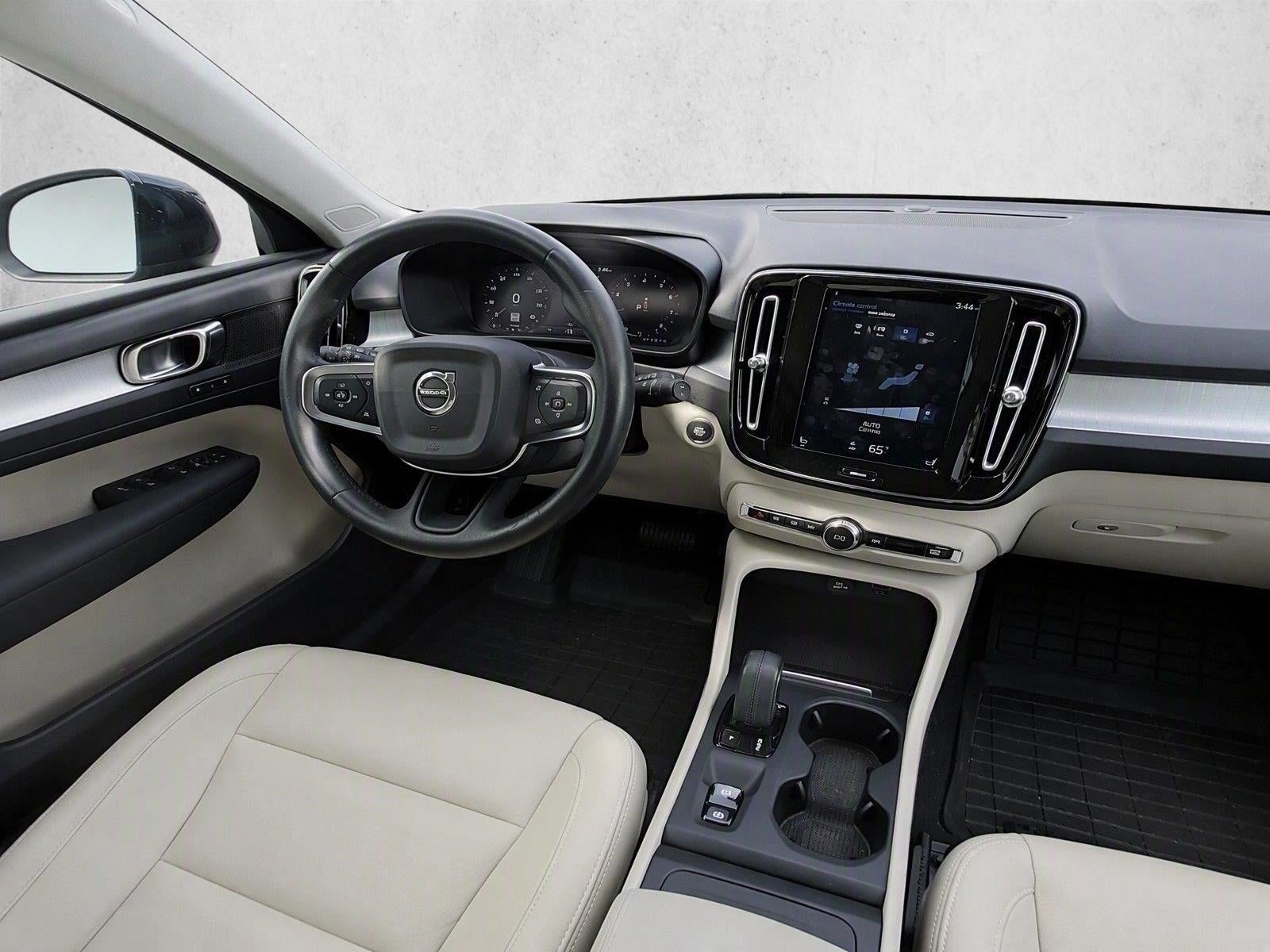 2021 Volvo XC40 T5 AWD Momentum