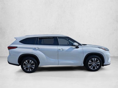 2022 Toyota Highlander XLE FWD (Natl)