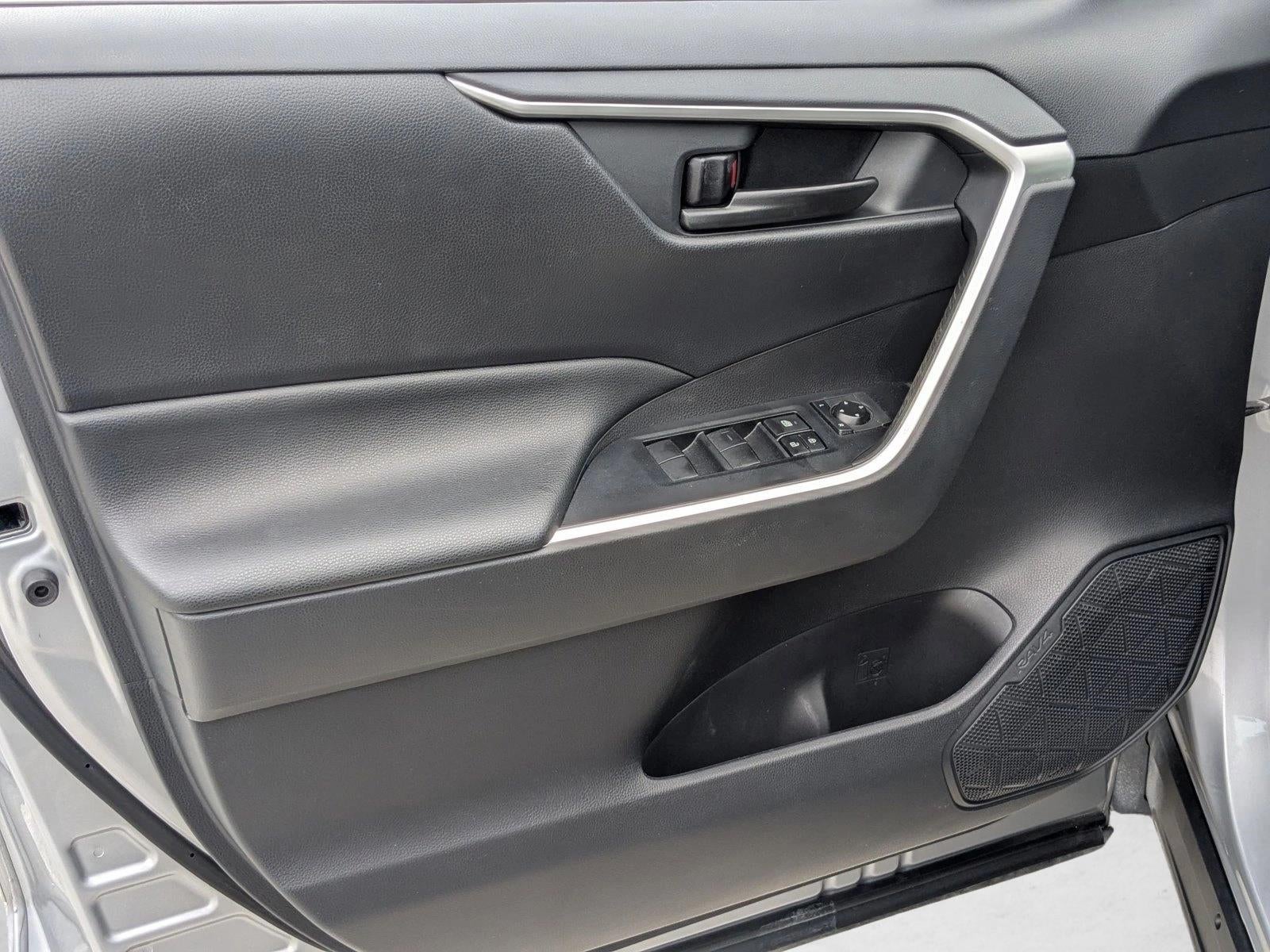 2019 Toyota RAV4 LE FWD (GS)