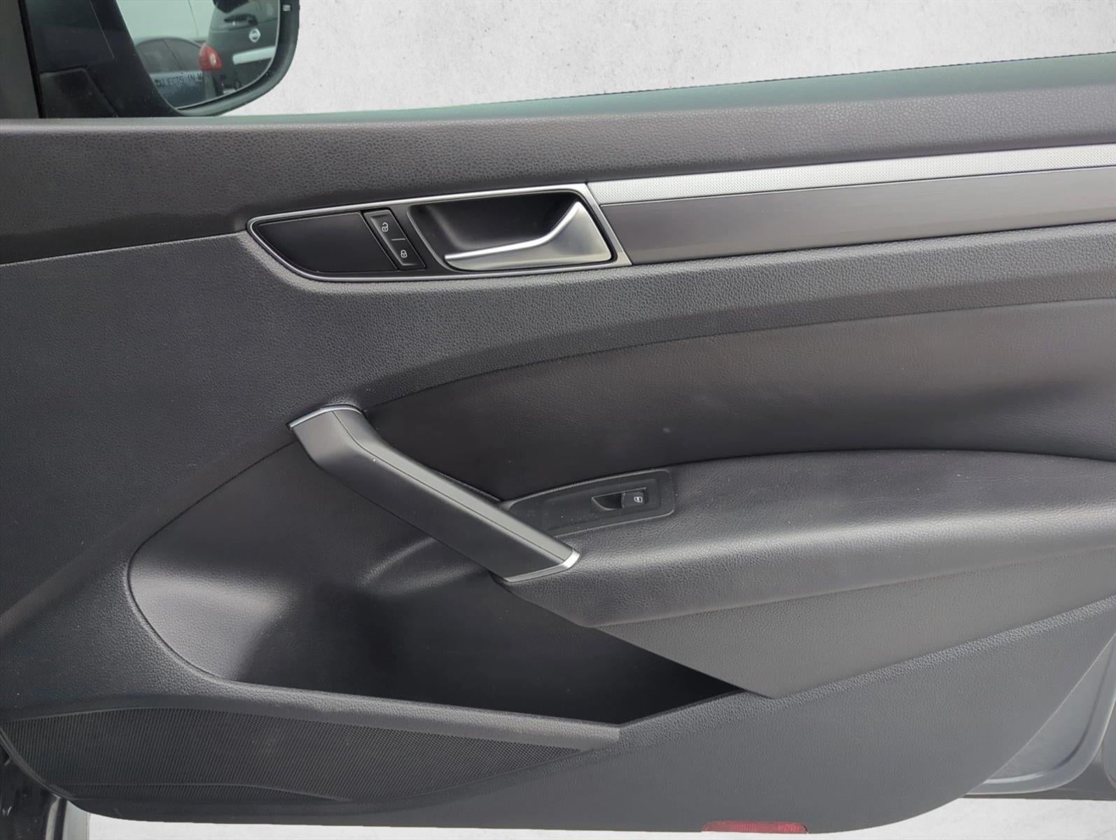 2017 Volkswagen Passat R-Line w/Comfort Pkg Auto