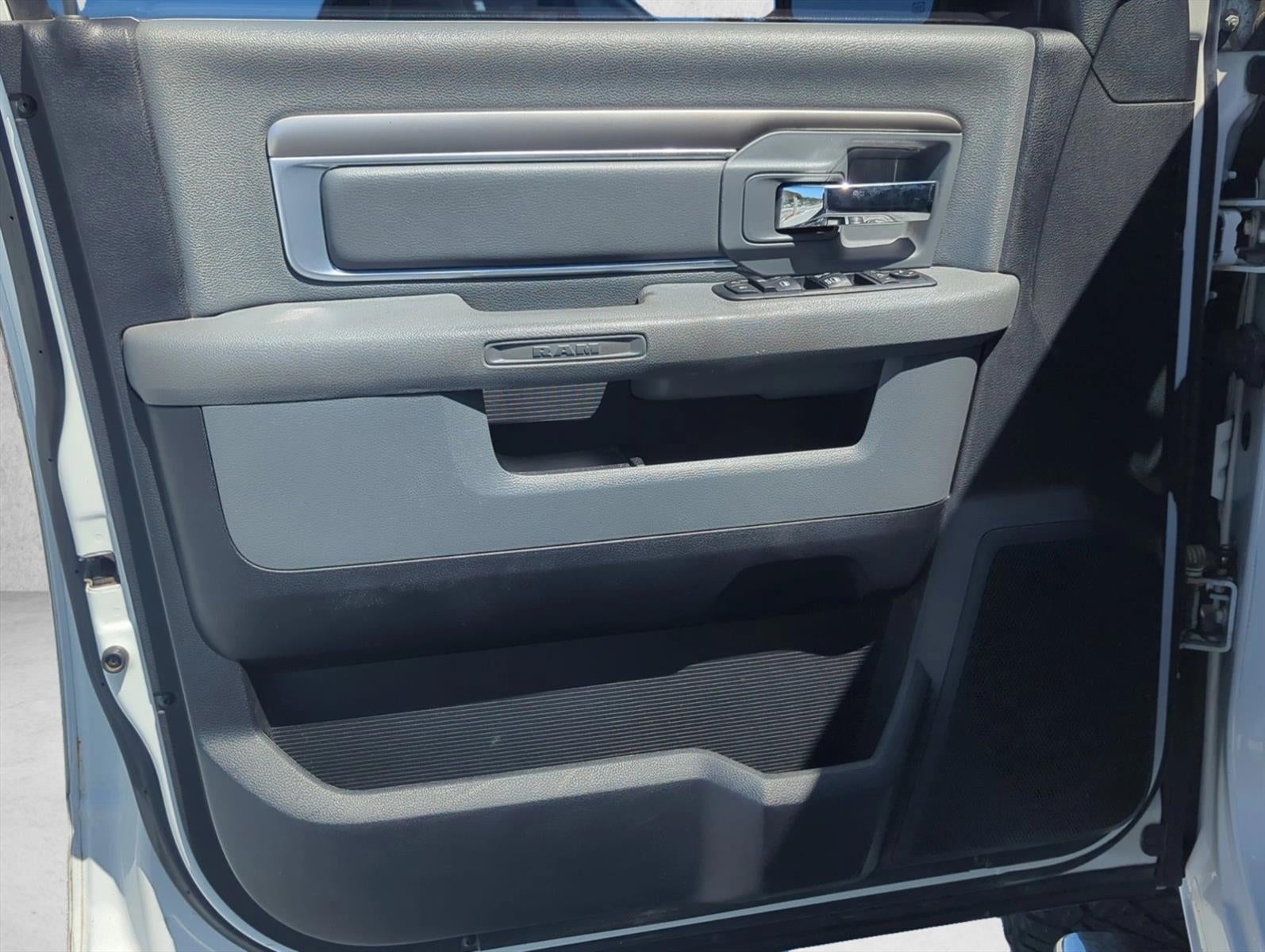 2016 RAM 1500 4WD Crew Cab 5.7 Ft Box Big Horn