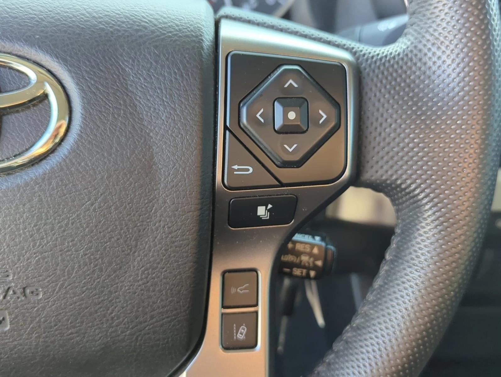 2022 Toyota Tacoma 2WD 2WD SR5 Double Cab 5' Bed V6 AT (GS)