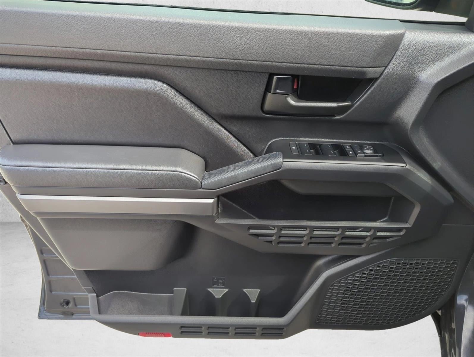 2025 Toyota Tacoma 2WD 2WD SR5 Double Cab 5' Bed AT (SE)