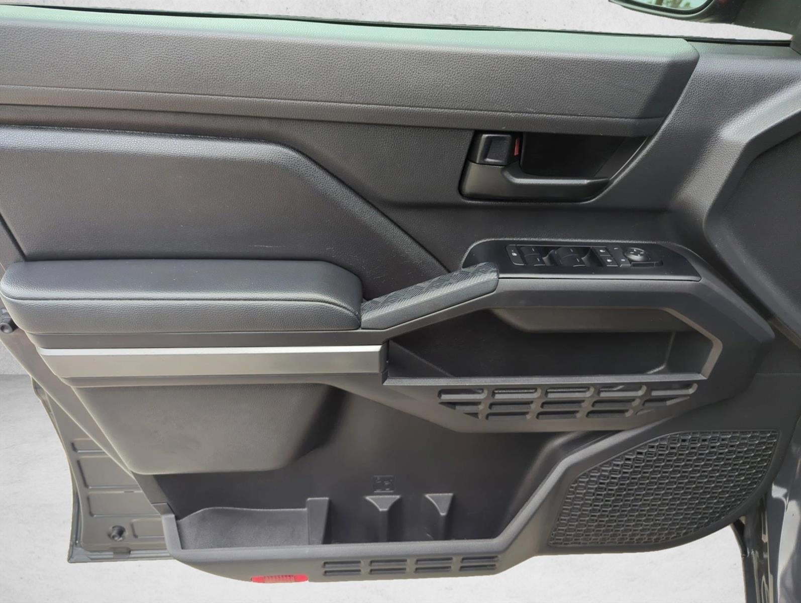 2025 Toyota Tacoma 2WD 2WD SR5 Double Cab 5' Bed AT (SE)