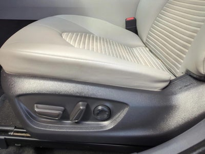 2022 Toyota Camry SE Auto (SE)