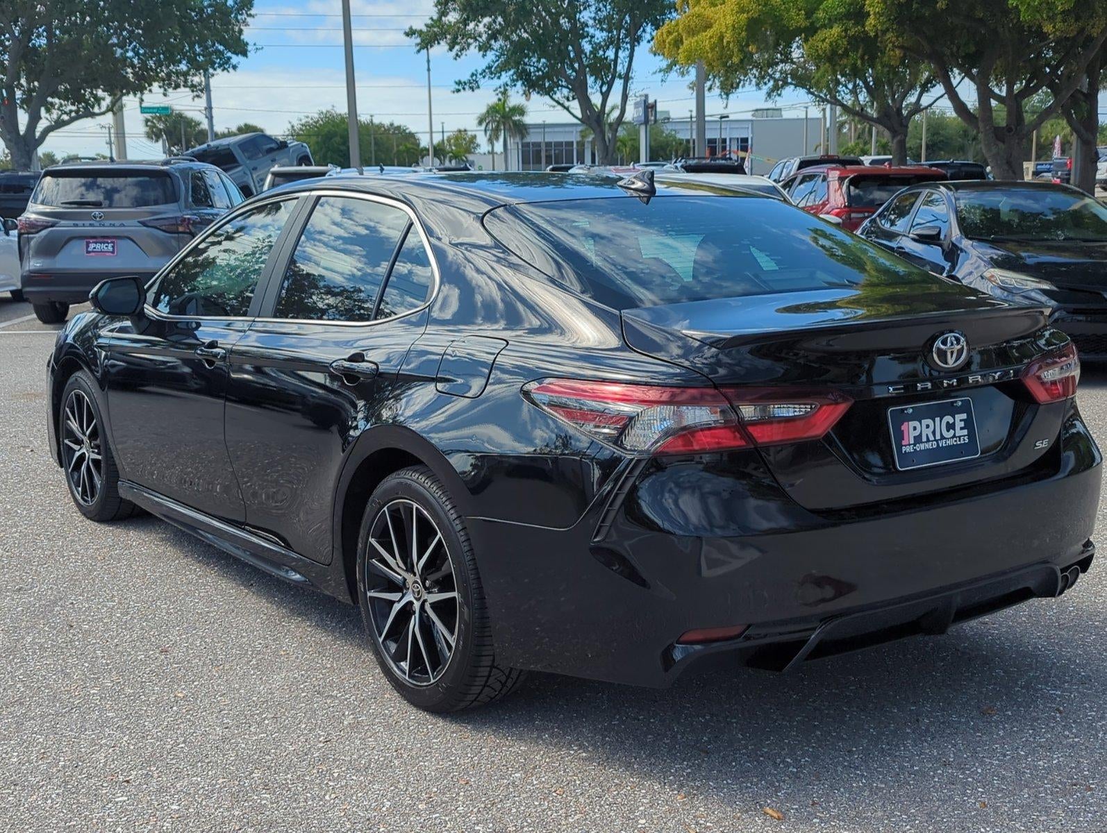 2022 Toyota Camry SE Auto (SE)