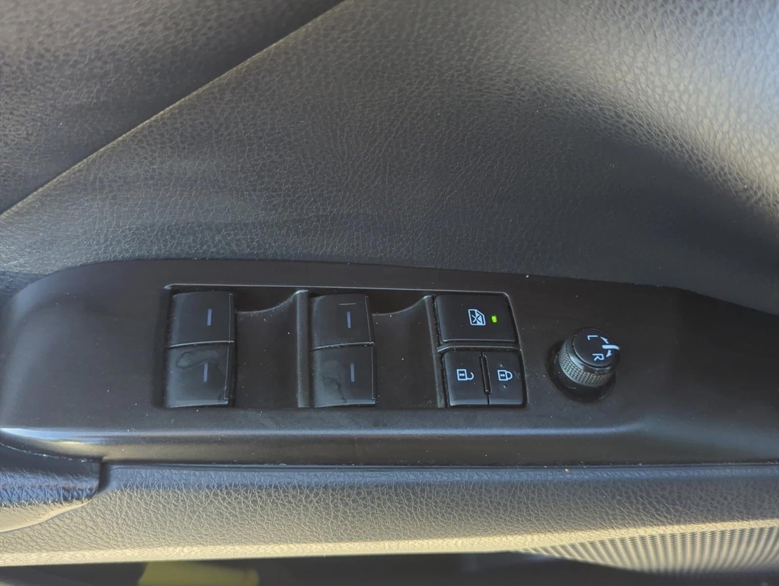 2021 Toyota Camry SE Auto (SE)