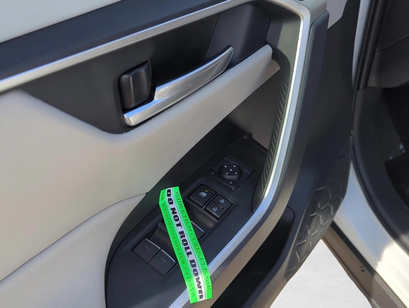 2025 Toyota RAV4 Hybrid XLE AWD (Natl)