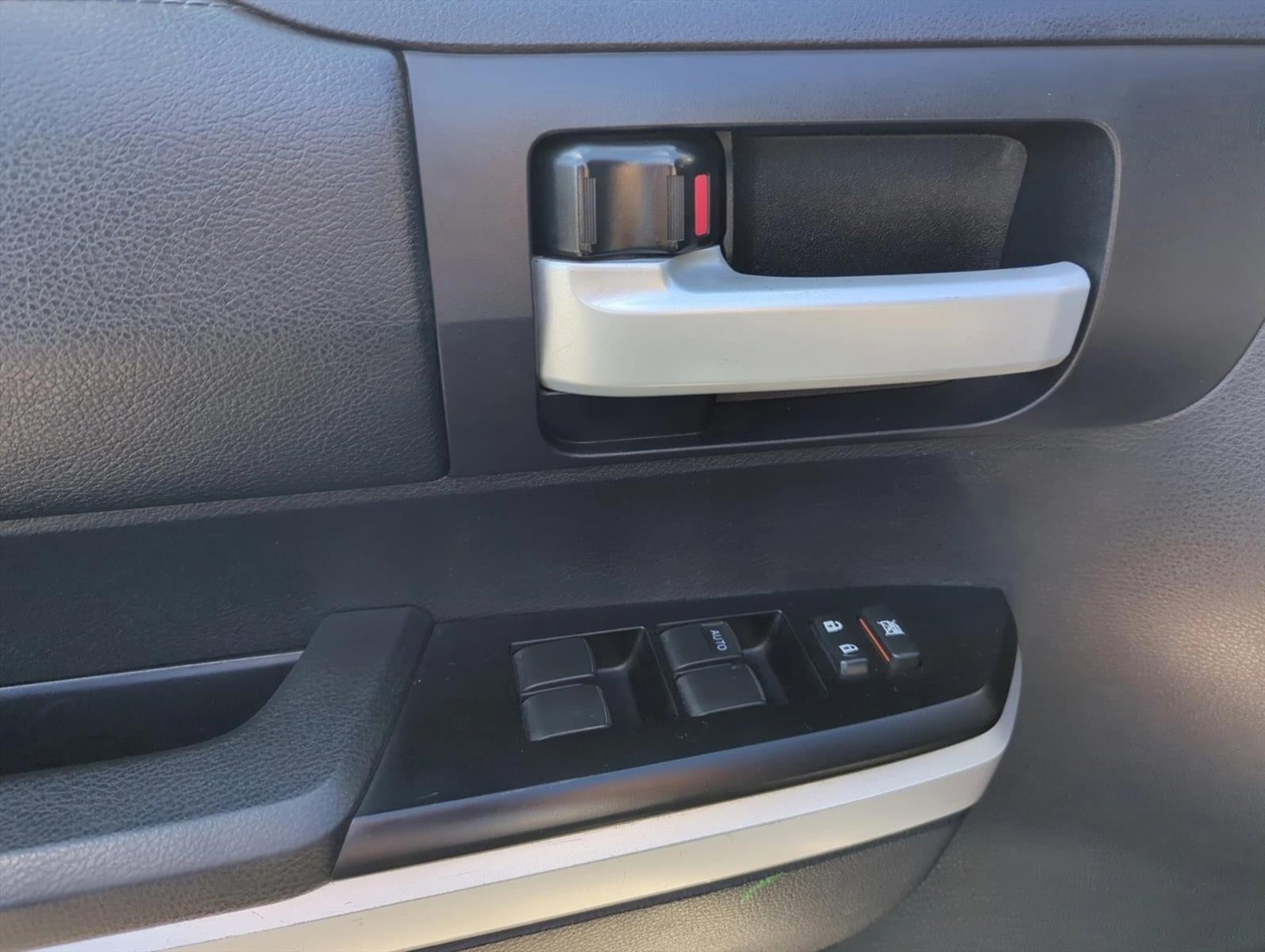 2016 Toyota Tundra 2WD Truck 2WD CrewMax Short Bed 5.7L FFV SR5 (SE)