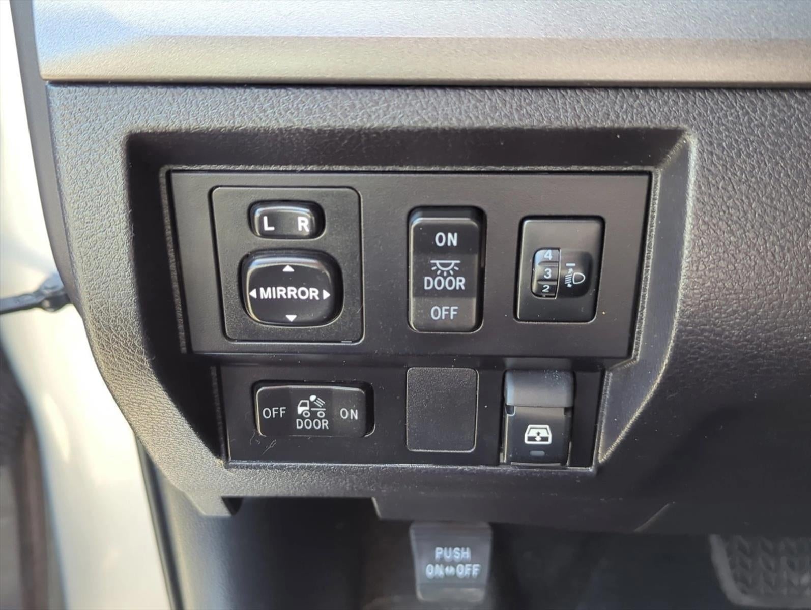 2016 Toyota Tundra 2WD Truck 2WD CrewMax Short Bed 5.7L FFV SR5 (SE)