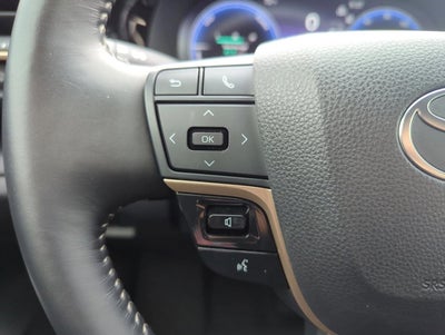 2025 Toyota Crown Signia XLE AWD (Natl)