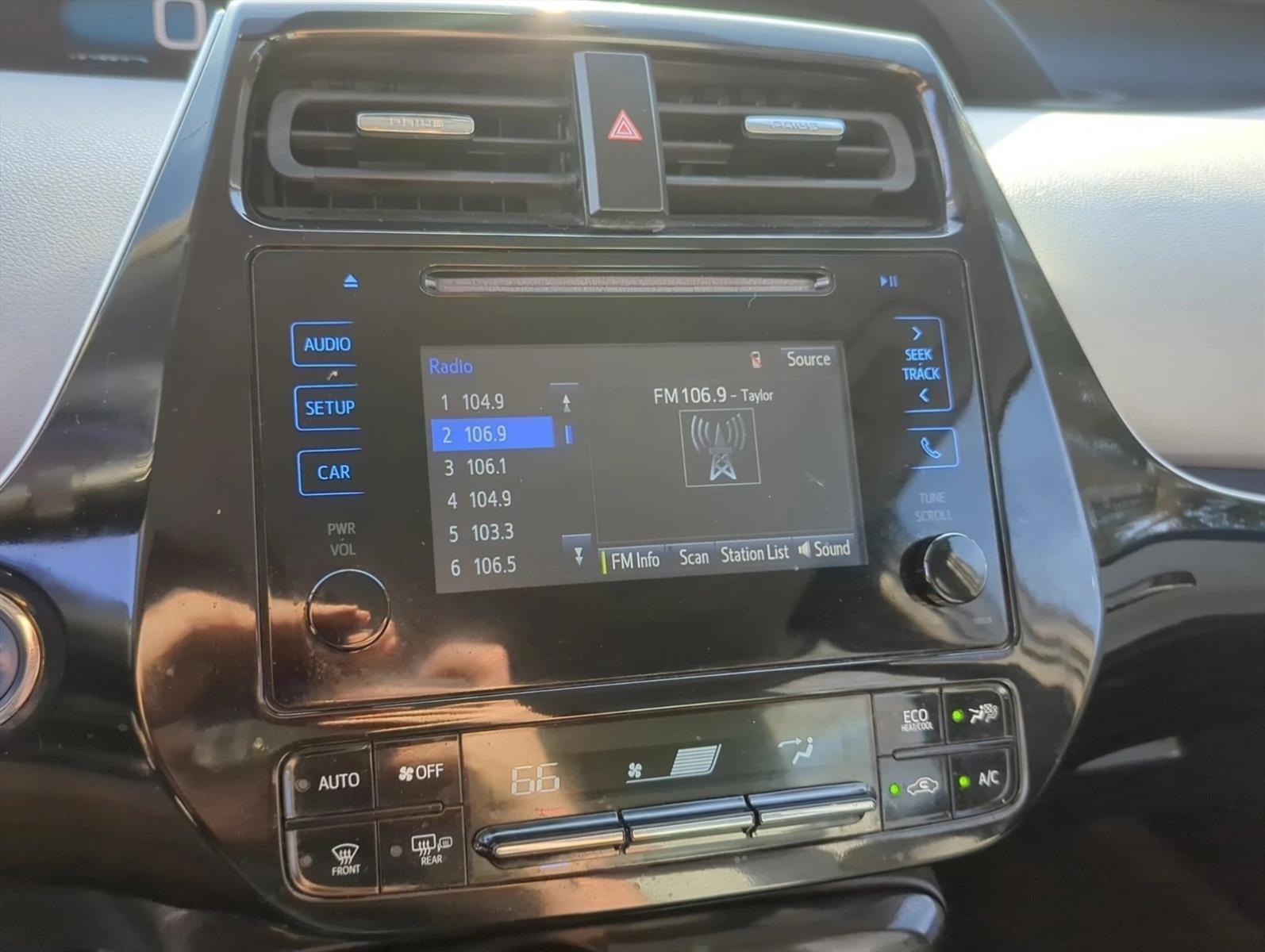 2018 Toyota Prius Two Eco (Natl)