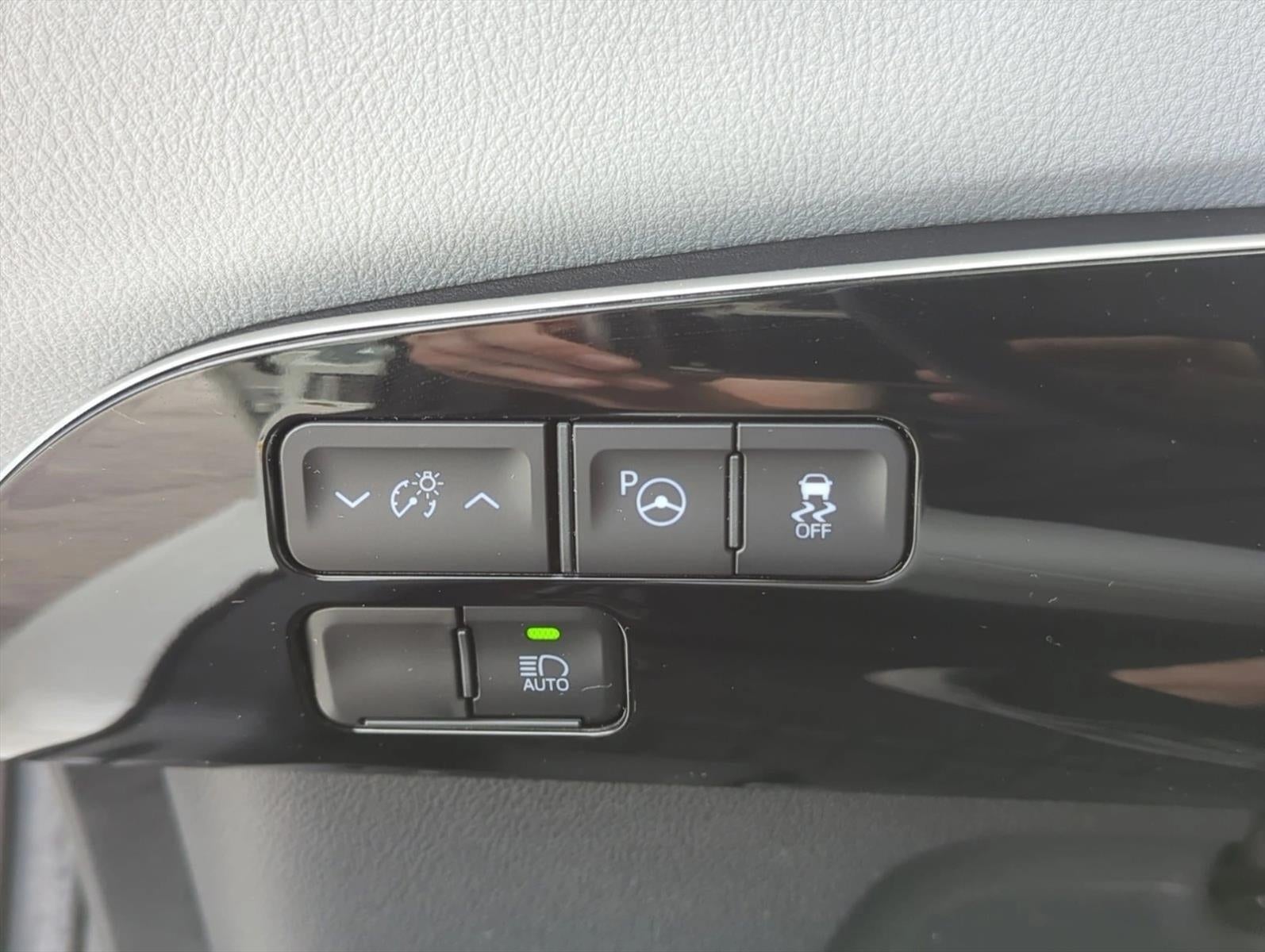 2019 Toyota Prius XLE (Natl)