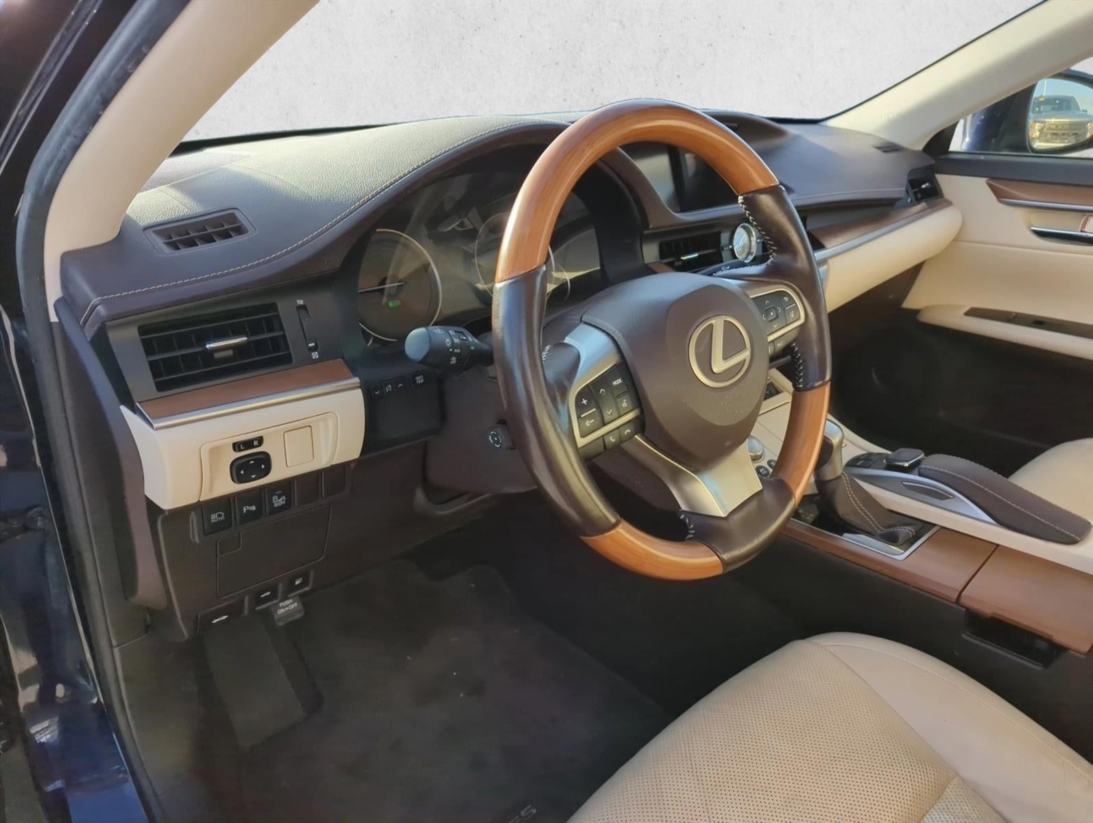 2016 Lexus ES 300h 4dr Sdn Hybrid