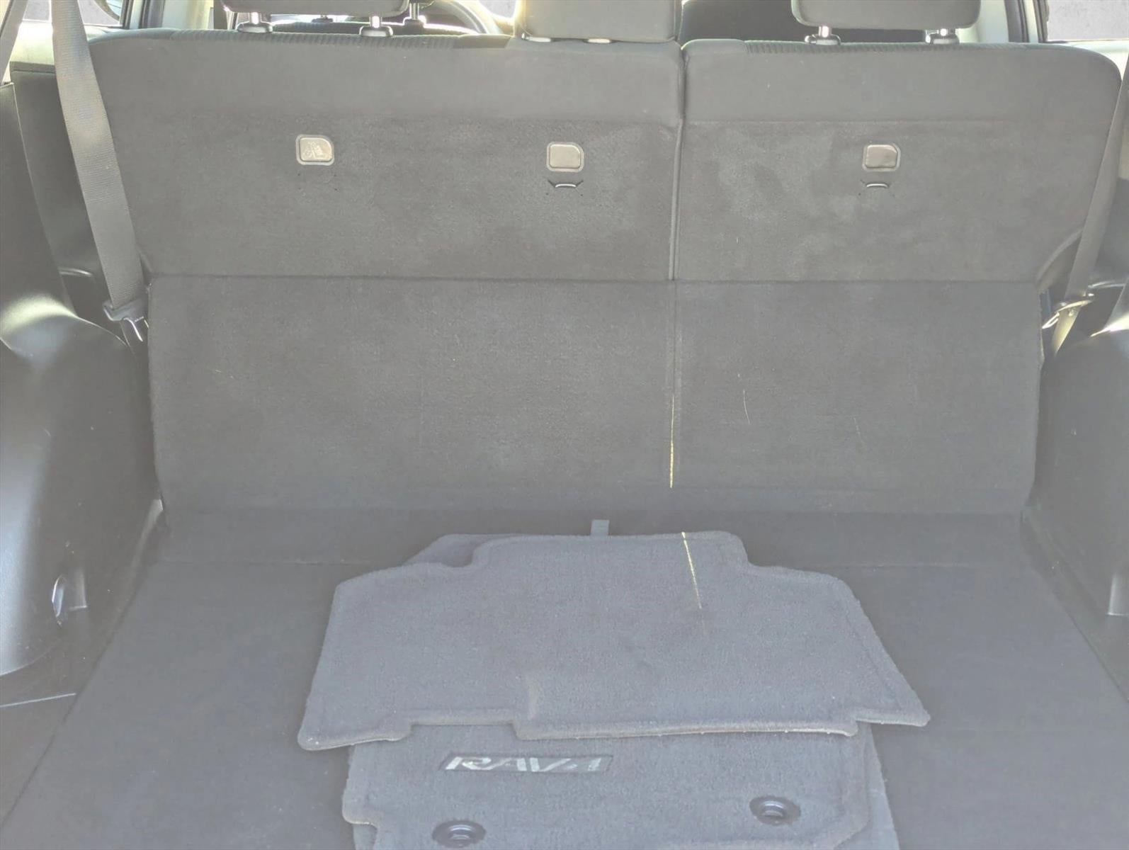 2018 Toyota RAV4 LE FWD (GS)