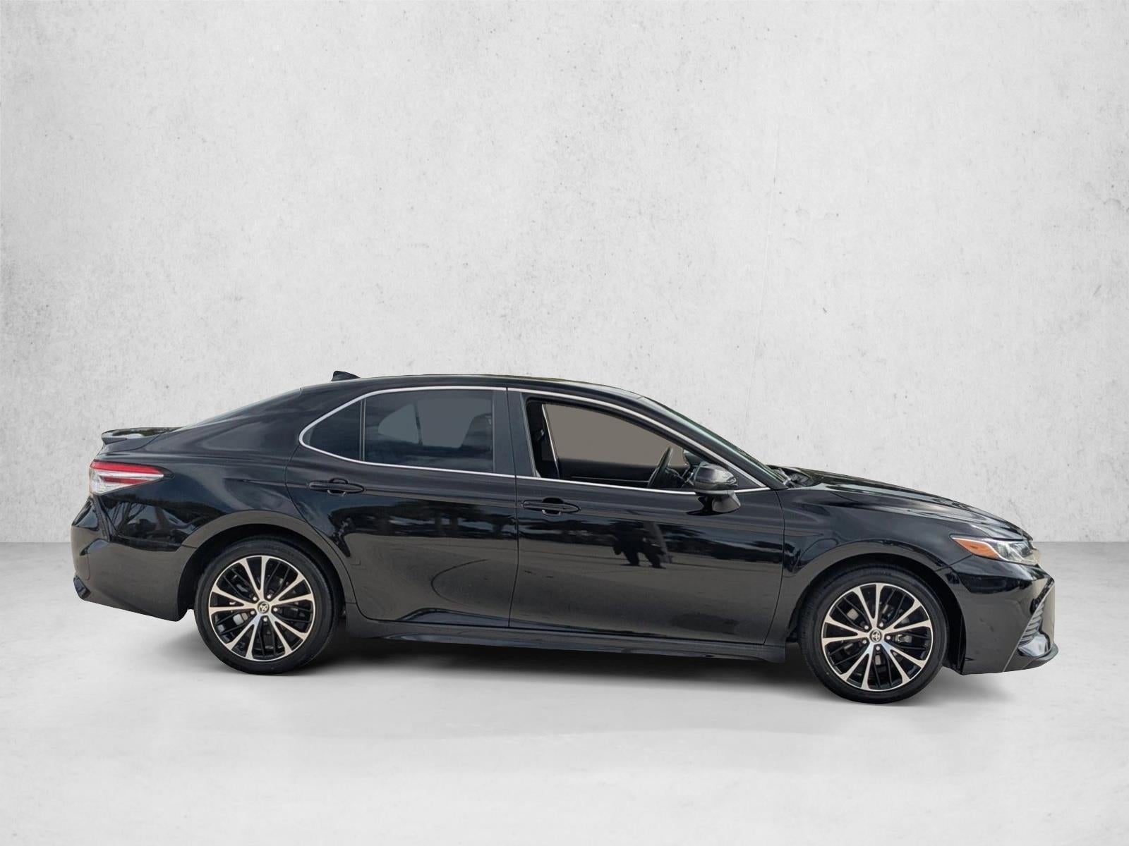 2020 Toyota Camry SE Auto (SE)