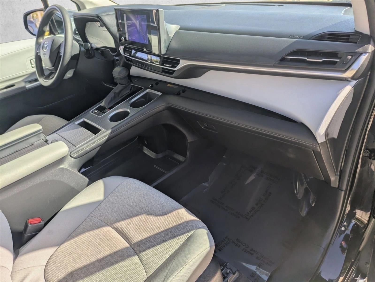 2025 Toyota Sienna LE FWD 8-Passenger (Natl)