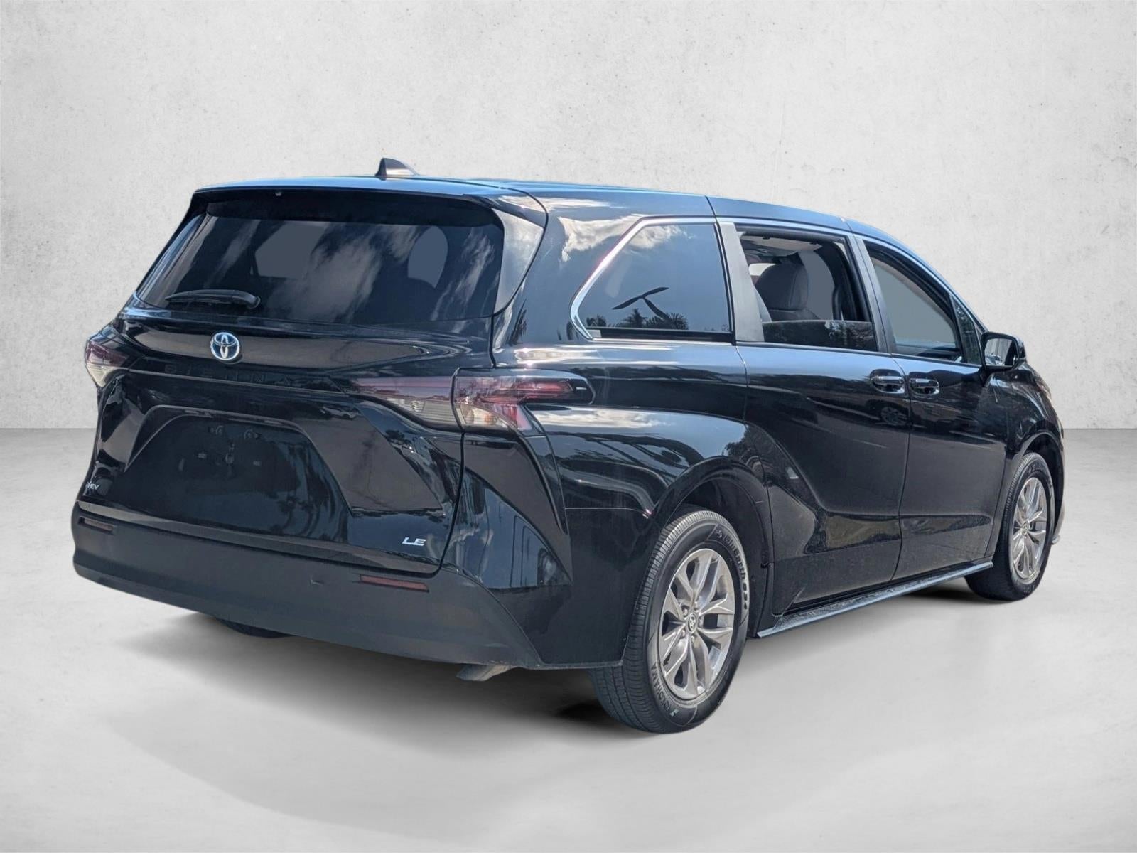 2025 Toyota Sienna LE FWD 8-Passenger (Natl)