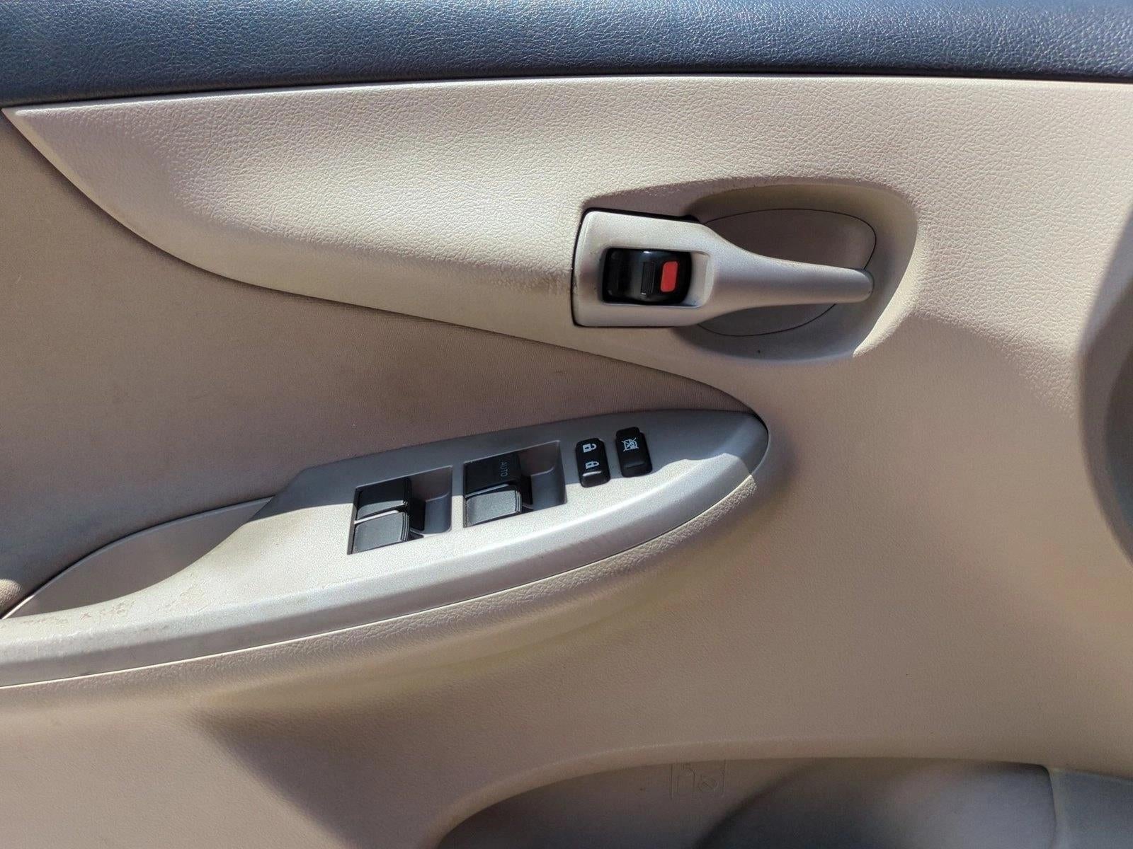 2013 Toyota Corolla 4dr Sdn Auto LE (Natl)