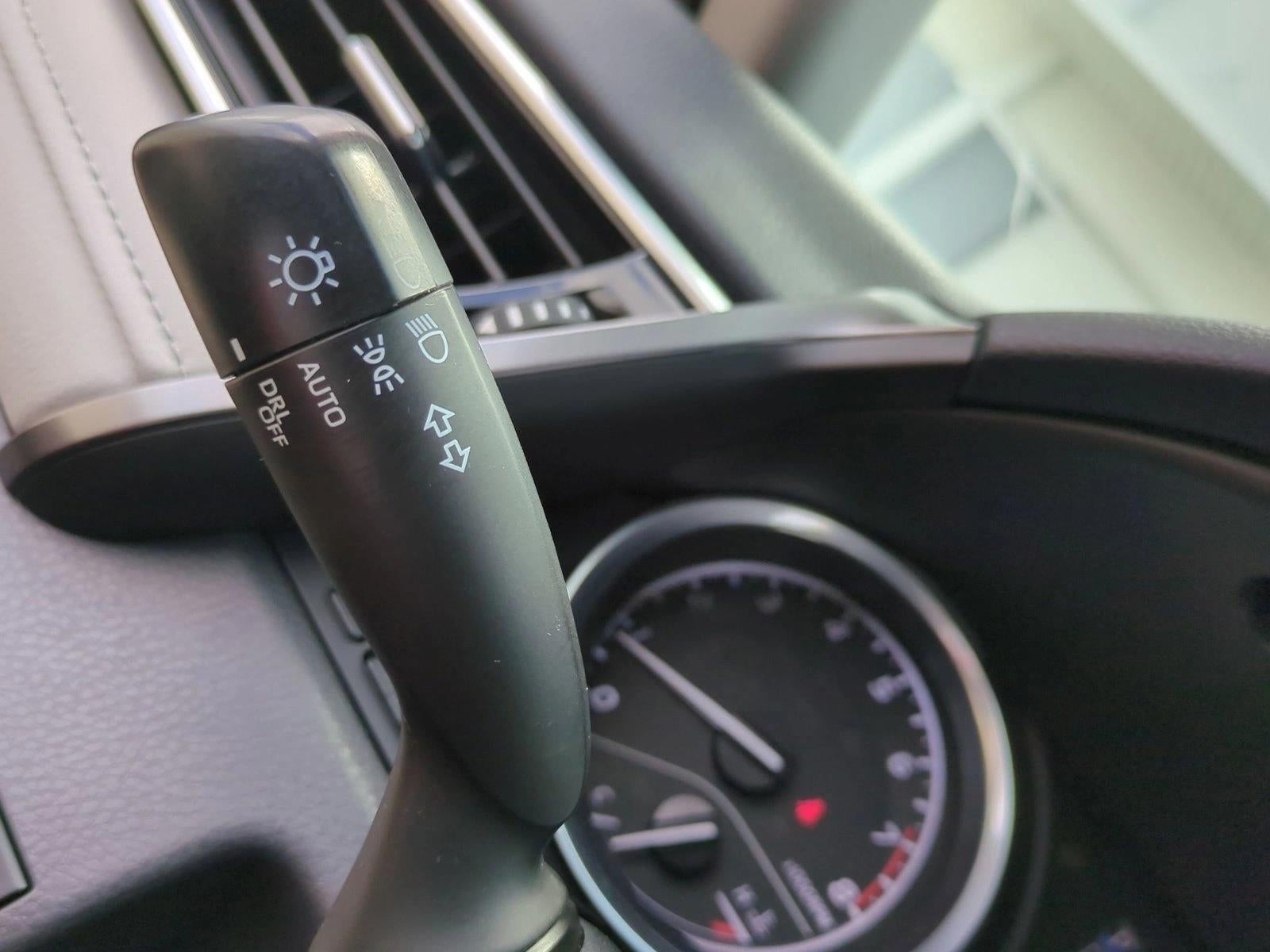 2018 Toyota Camry SE Auto (SE)