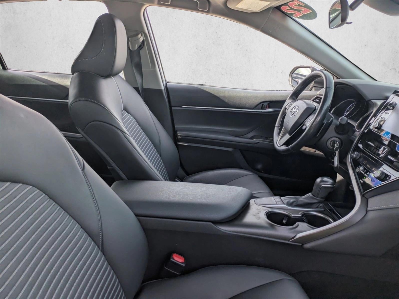 2022 Toyota Camry SE Auto (SE)