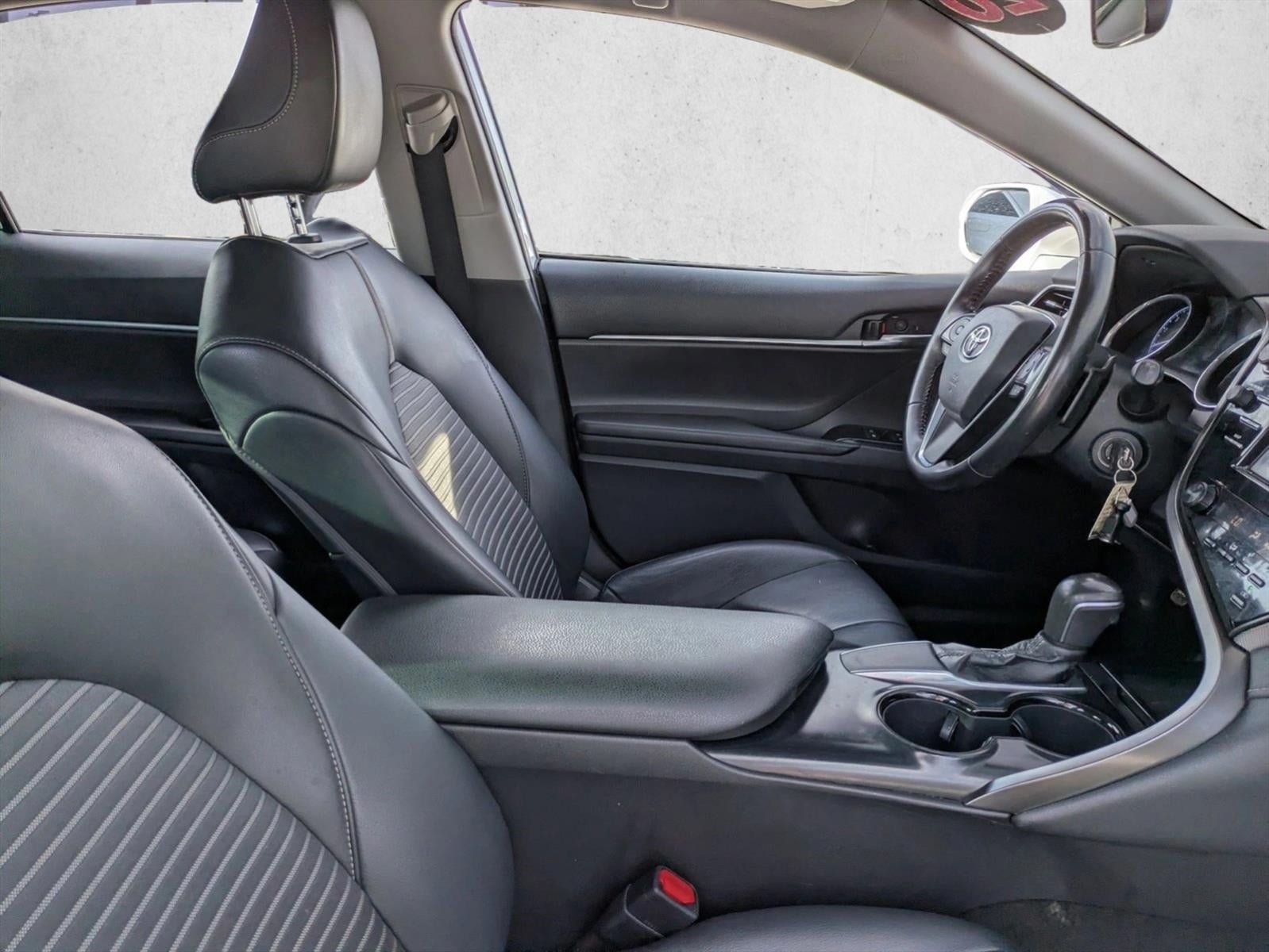 2020 Toyota Camry SE Auto (SE)