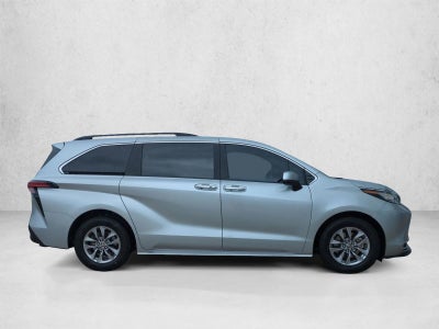 2022 Toyota Sienna XLE FWD 8-Passenger (Natl)