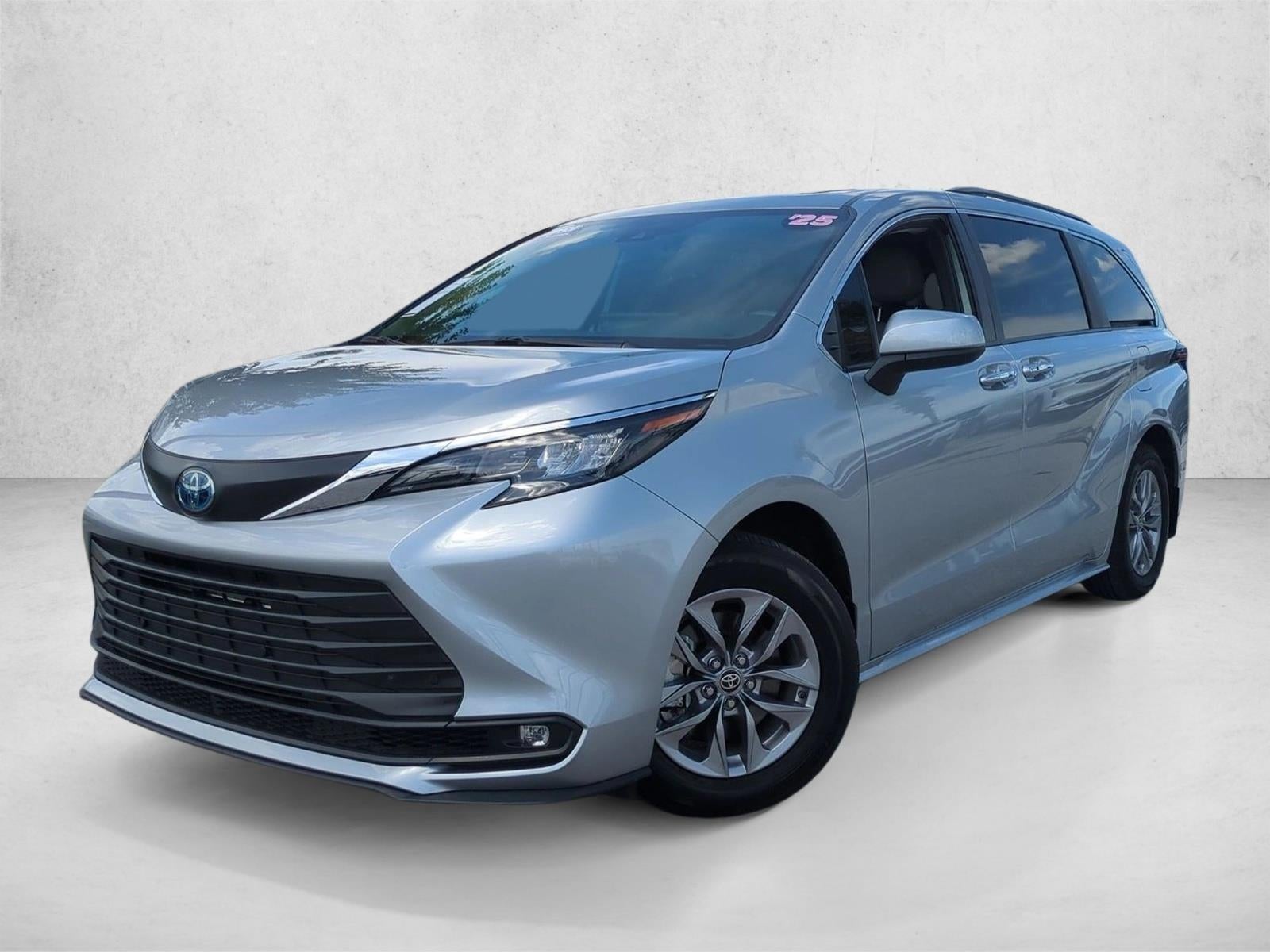 2025 Toyota Sienna XLE FWD 8-Passenger (Natl)