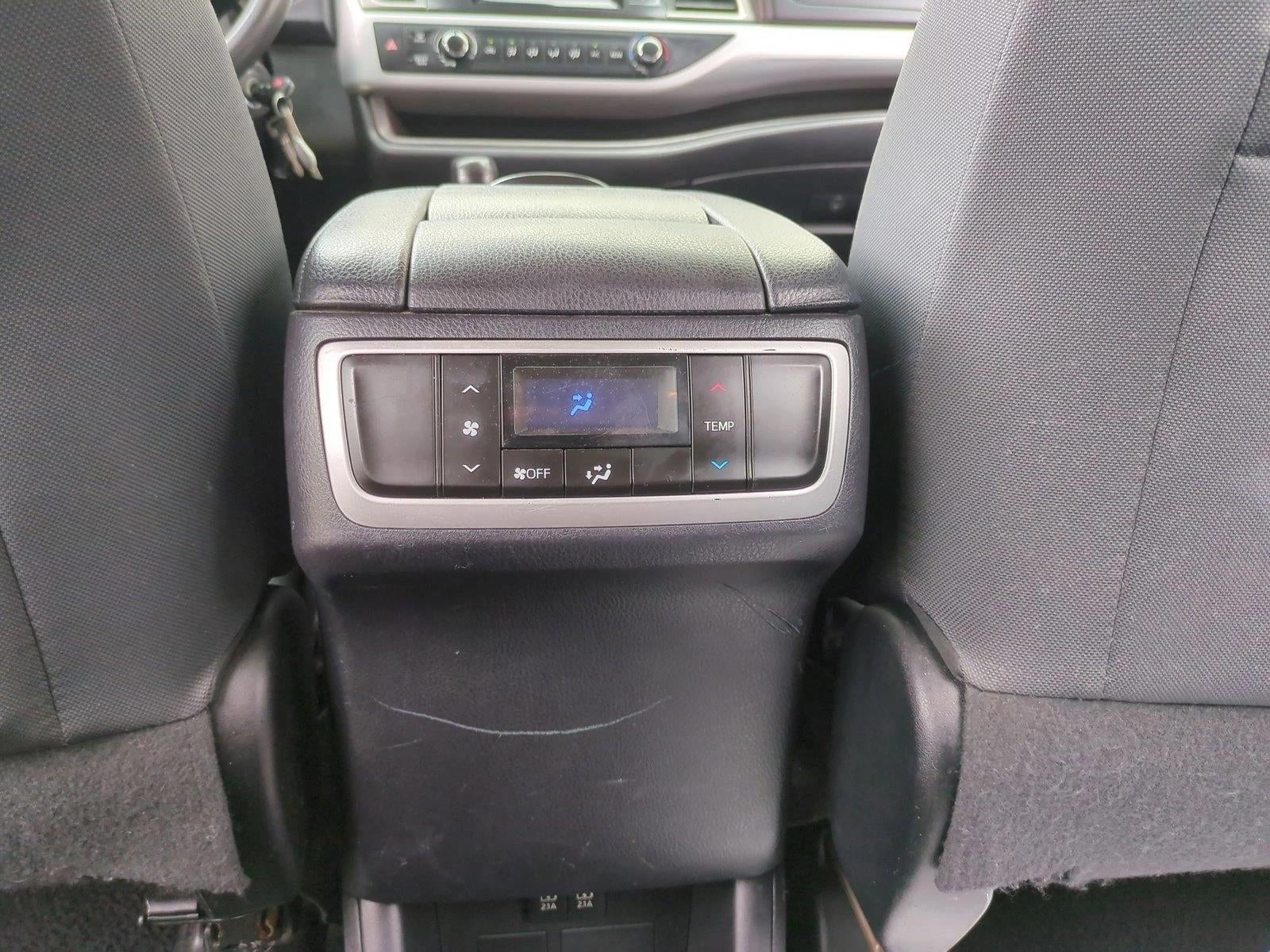 2019 Toyota Highlander LE I4 FWD (Natl)