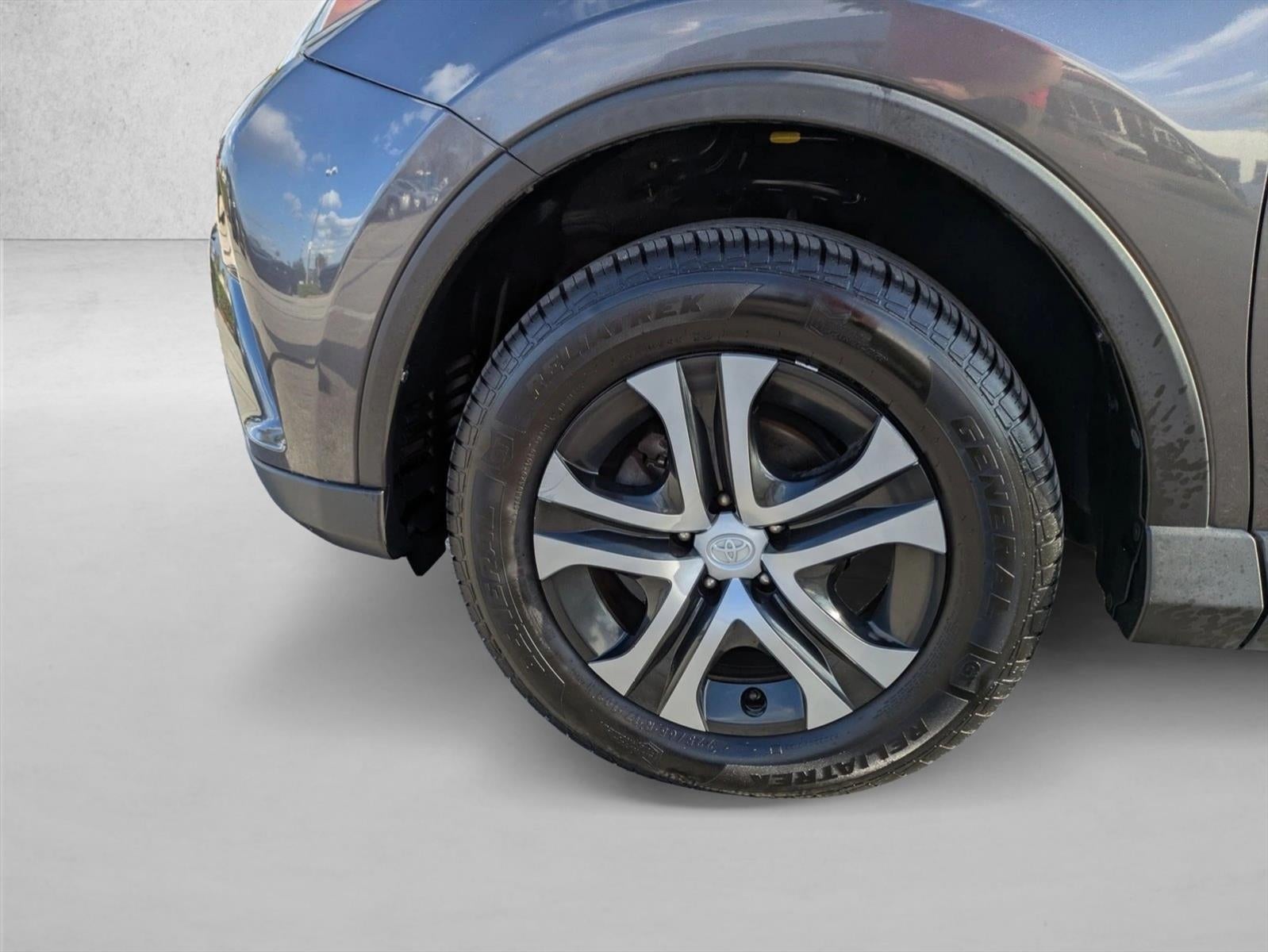 2018 Toyota RAV4 LE FWD (GS)