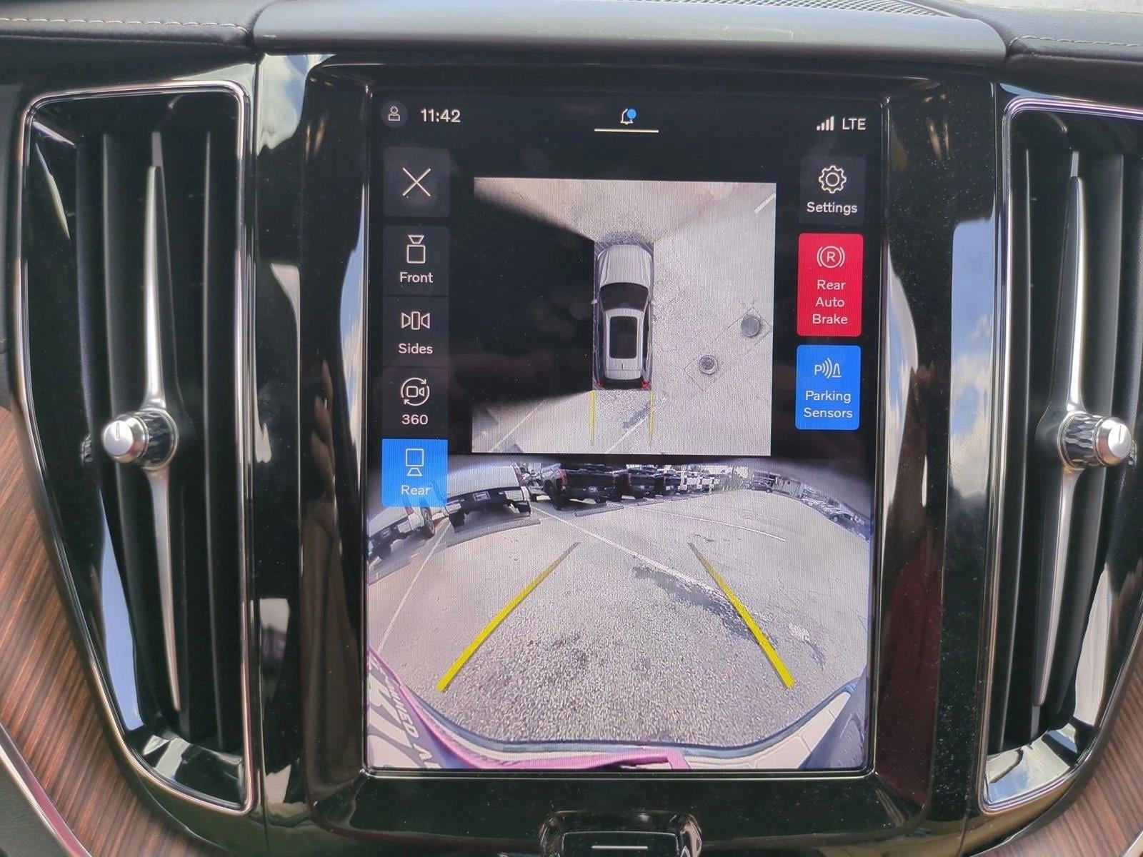 2024 Volvo XC60 B5 AWD Ultimate Dark Theme