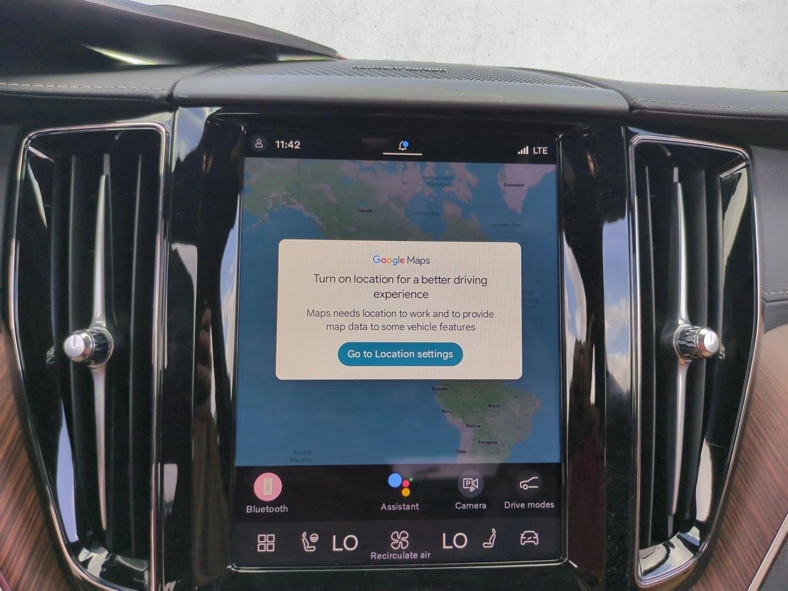 2024 Volvo XC60 B5 AWD Ultimate Dark Theme