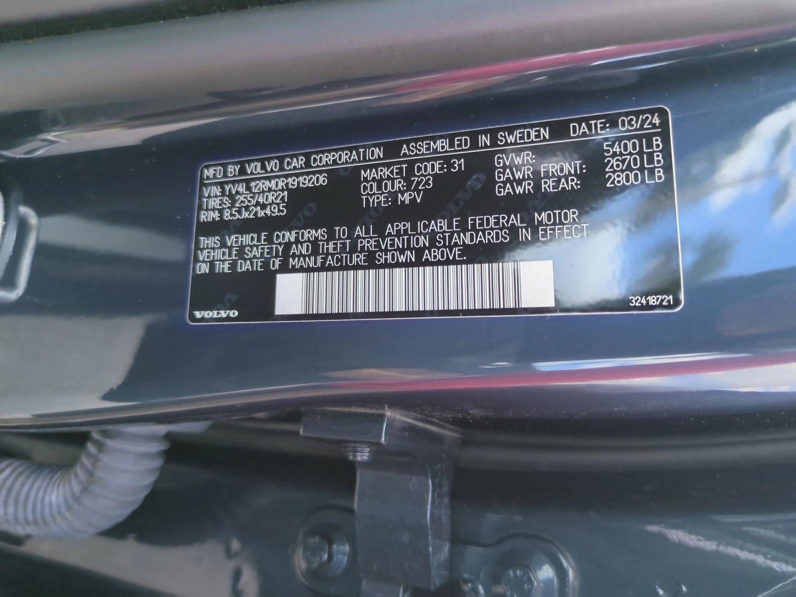 2024 Volvo XC60 B5 AWD Ultimate Dark Theme