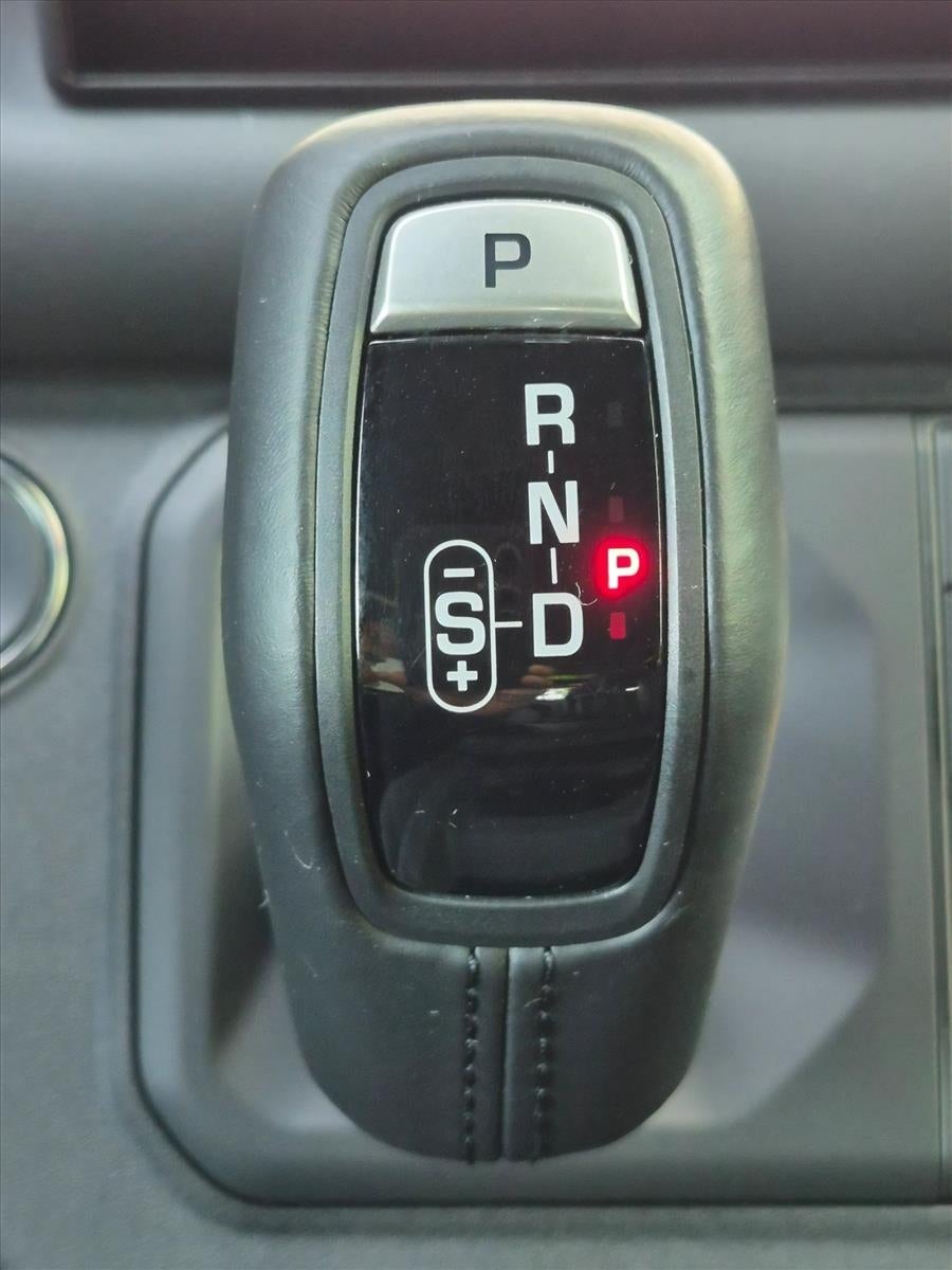 2025 Land Rover Defender 130 P400 X-Dynamic SE